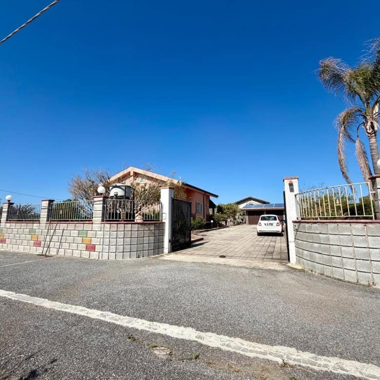 Casa indipendente con ampio giardino e palmizi, situata in una zona tranquilla e soleggiata. Ideale per chi cerca privacy e comfort in un contesto residenziale.