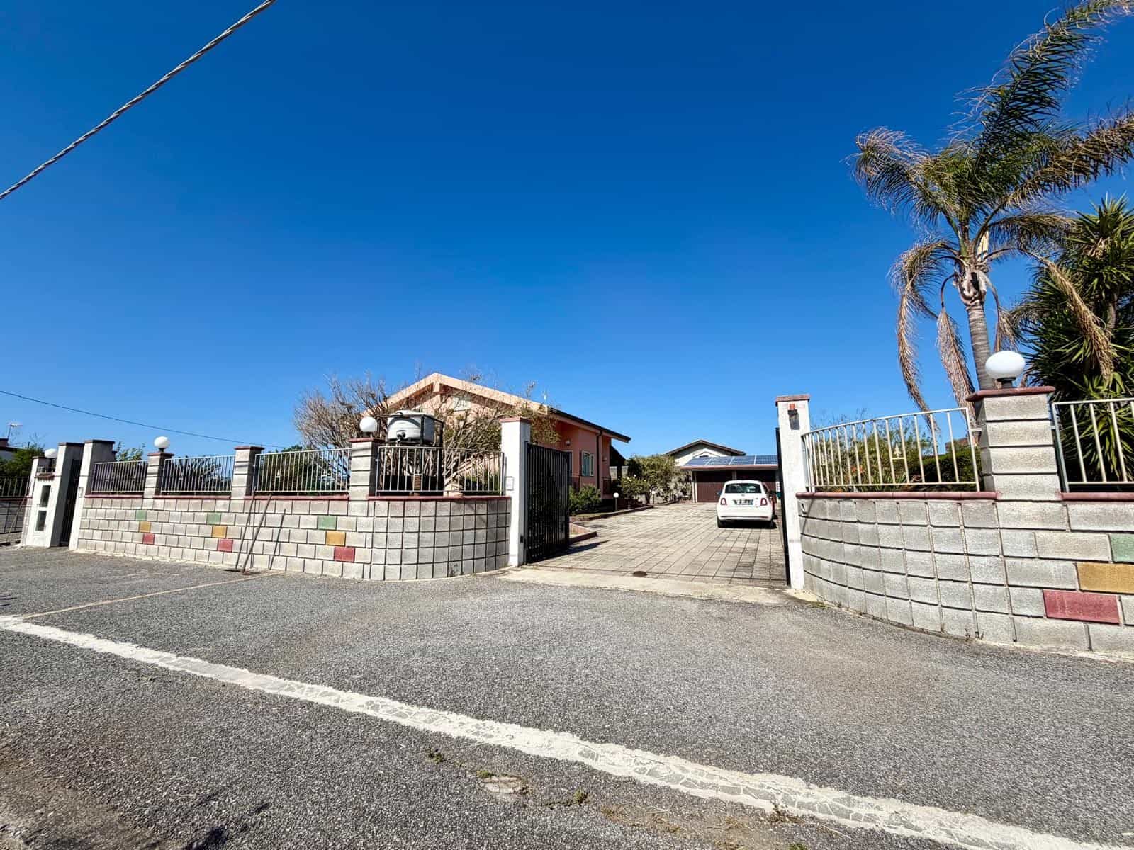 Casa indipendente con ampio giardino e palmizi, situata in una zona tranquilla e soleggiata. Ideale per chi cerca privacy e comfort in un contesto residenziale.