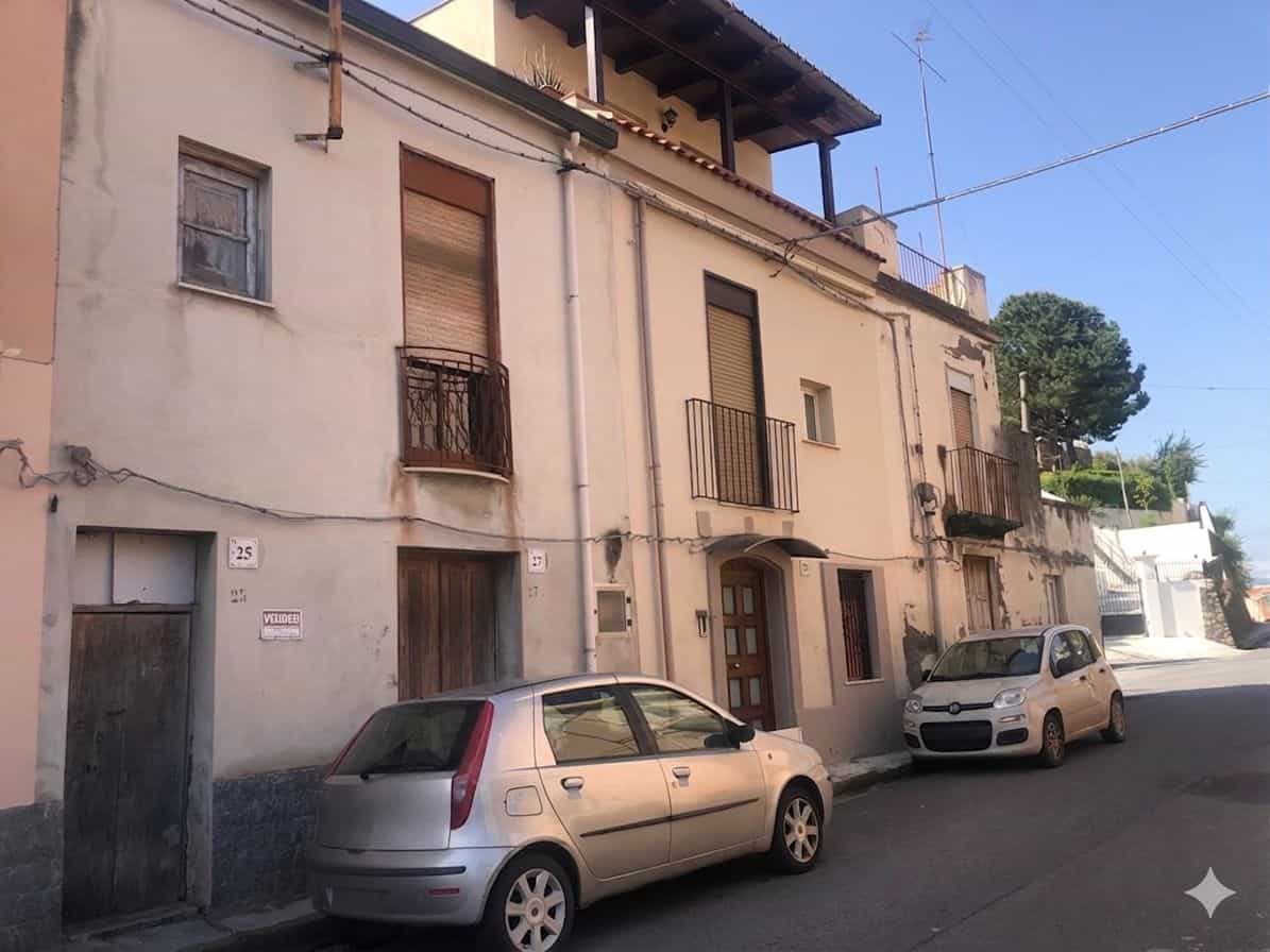 Edificio residenziale con facciata in stile classico, balconi in ferro battuto e finestre con persiane in legno, situato in una zona tranquilla e ben servita.