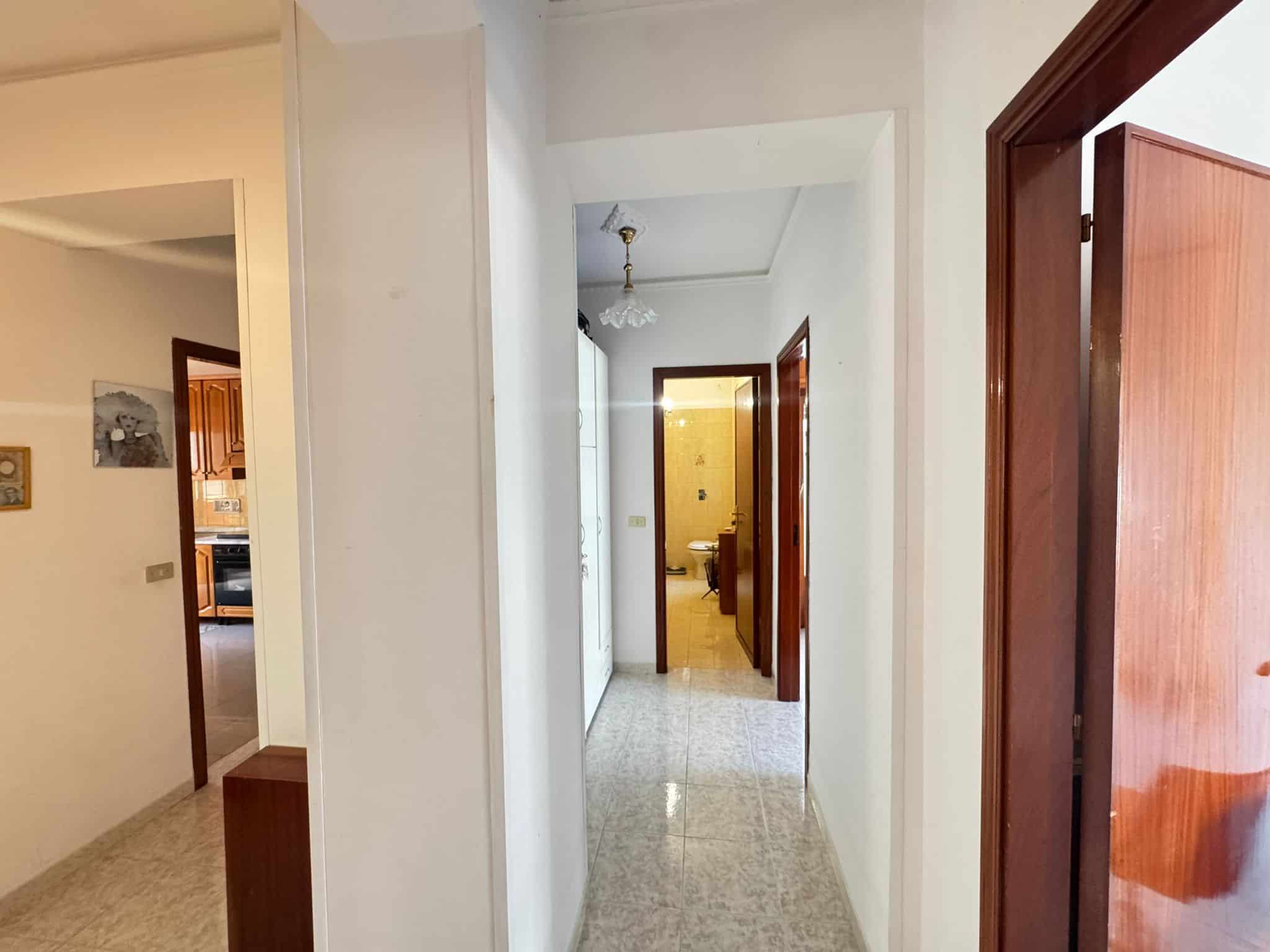 Appartamento in vendita con ingresso luminoso e corridoio spazioso, situato in una zona residenziale tranquilla. Ideale per famiglie che cercano comfort e praticità in un ambiente accogliente.