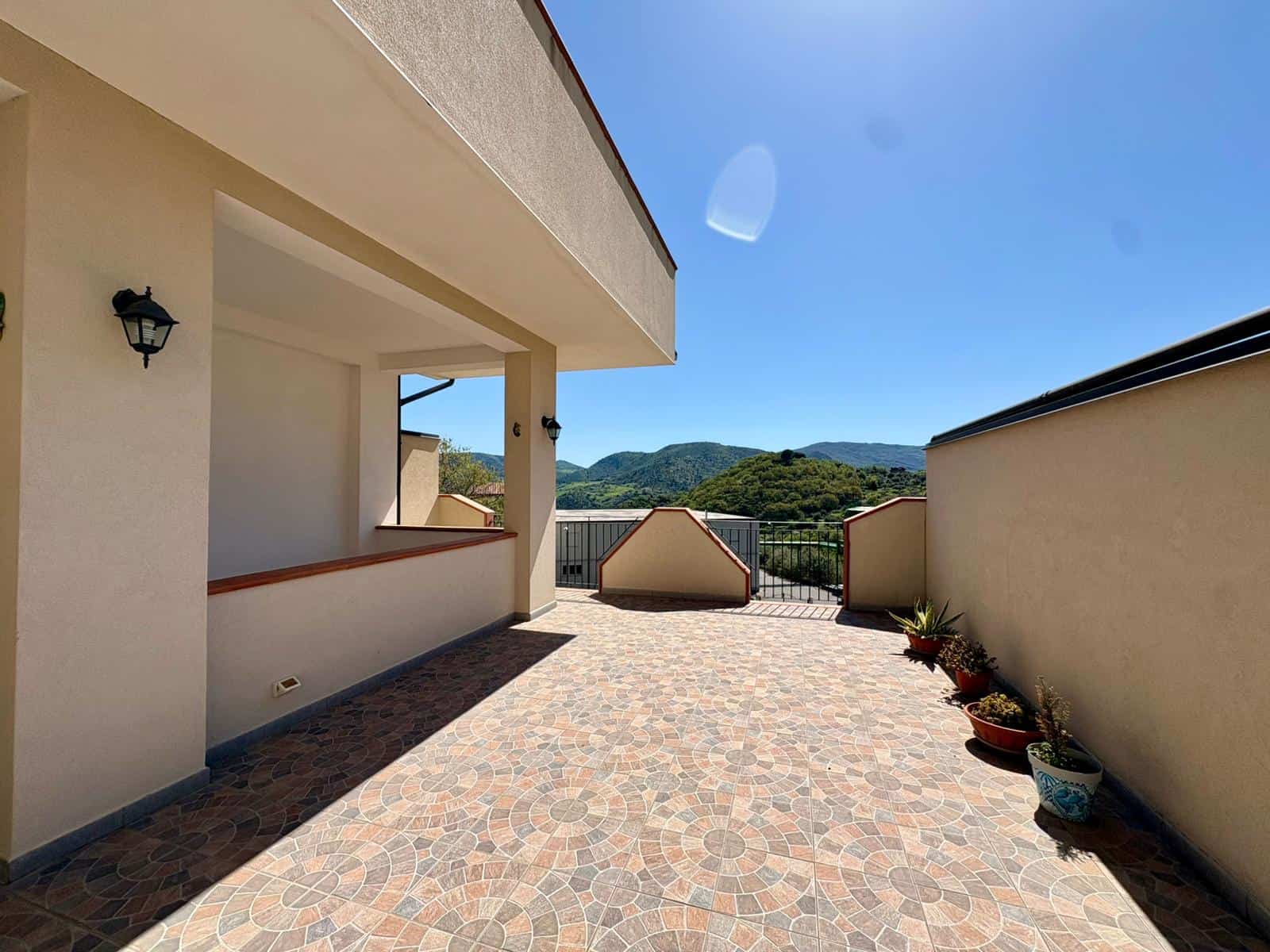 Ampio terrazzo con vista panoramica sulle colline, ideale per relax e momenti all'aperto, in un appartamento NextCasa in vendita o affitto in Italia.