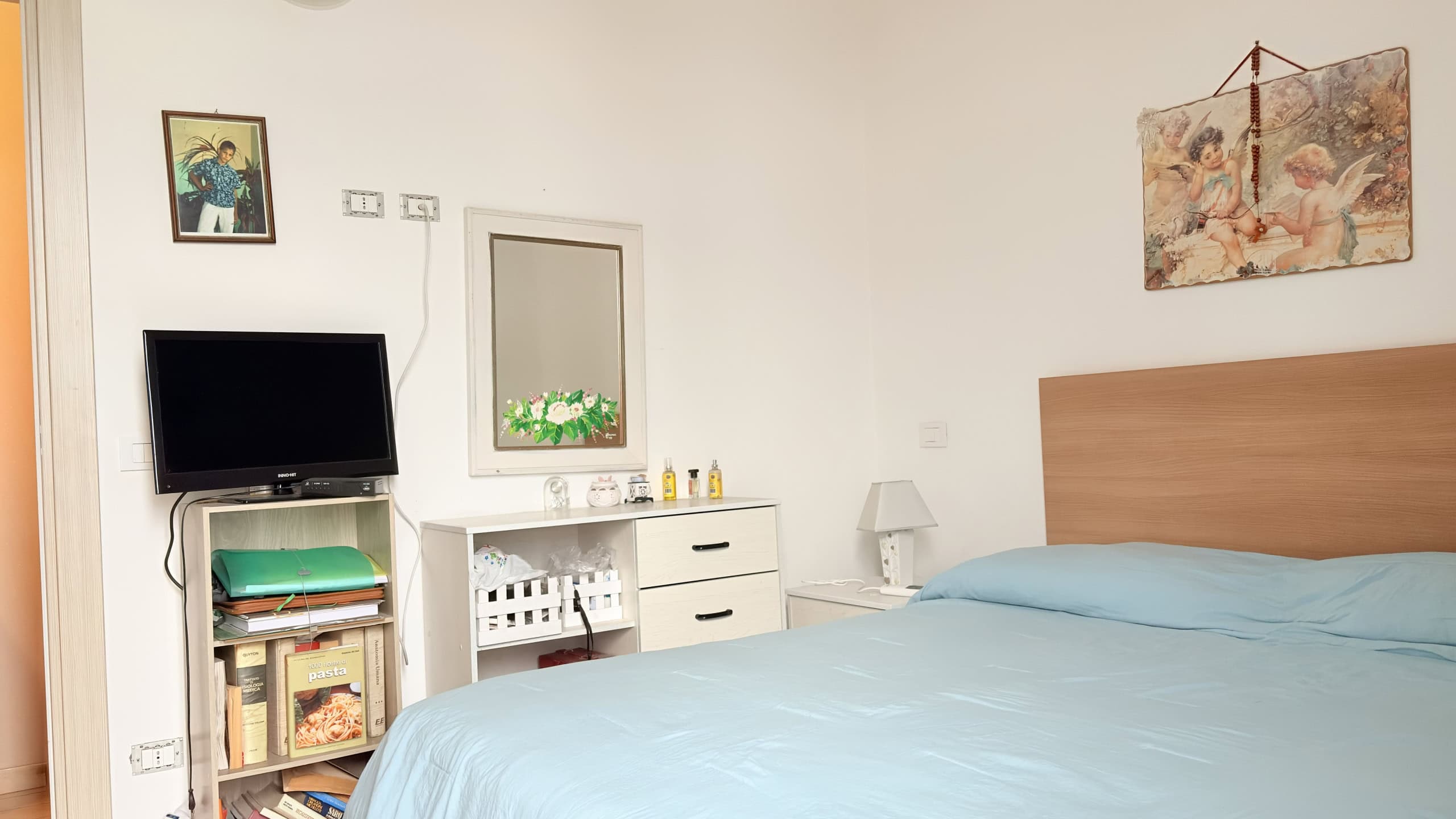 Ampio soggiorno con letto matrimoniale, arredamento moderno e decorazioni eleganti, ideale per soggiorni confortevoli e rilassanti in un ambiente accogliente.