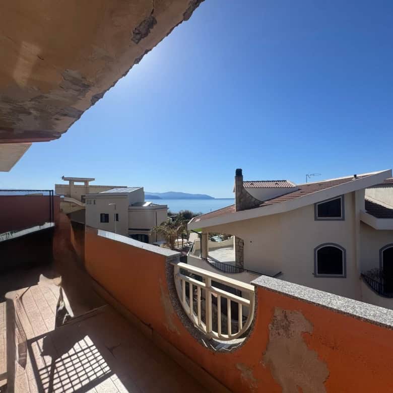 Balcone con vista mare, appartamento in vendita a NextCasa, zona residenziale con case moderne e panoramiche, ideale per vivere vicino al mare e godere di paesaggi suggestivi e tranquillità.