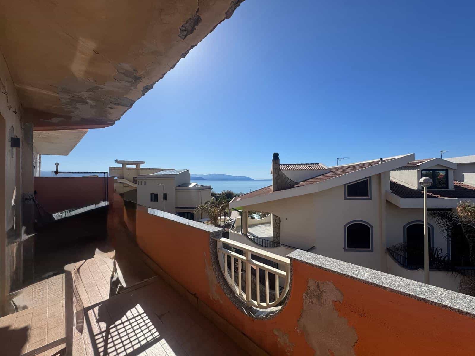 Balcone con vista mare, appartamento in vendita a NextCasa, zona residenziale con case moderne e panoramiche, ideale per vivere vicino al mare e godere di paesaggi suggestivi e tranquillità.
