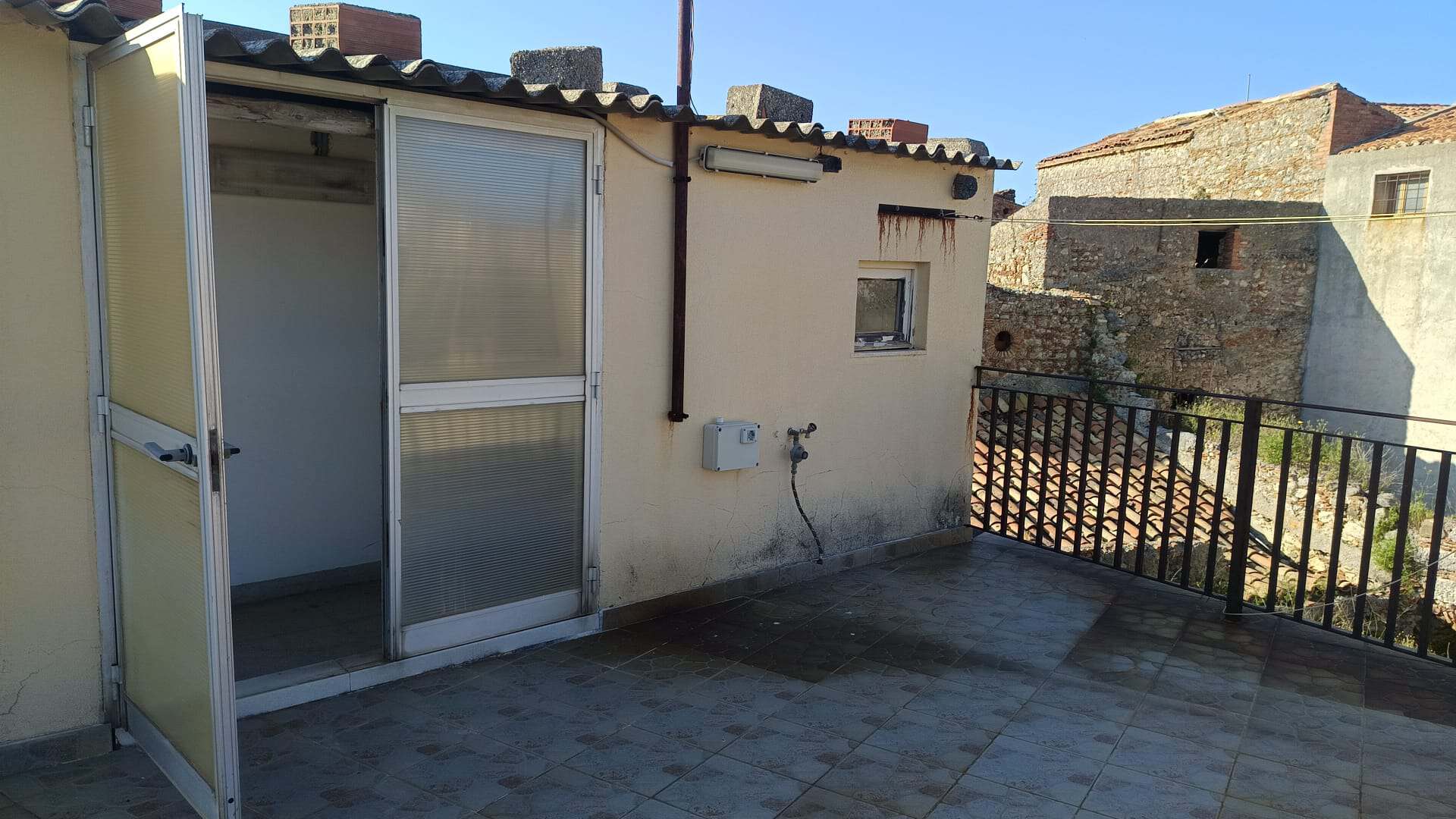 Ampia terrazza con vista su edifici storici e cielo sereno, ideale per relax e momenti all'aperto.