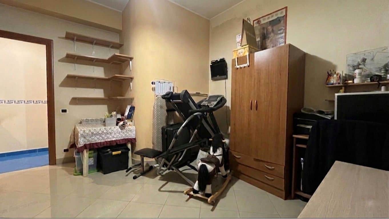 Allenamento domestico con tapis roulant e attrezzature fitness in una stanza di casa, ideale per mantenersi in forma. Spazio funzionale e ben organizzato per l'esercizio fisico quotidiano.