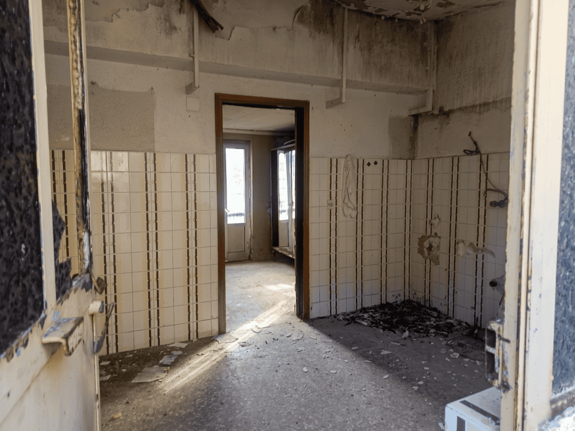Ragazza che lavora in un cantiere edile, ristrutturazione di interni di una casa, lavori di costruzione e rinnovamento edilizio, ambiente di lavoro in fase di ristrutturazione, immagine di un cantiere.