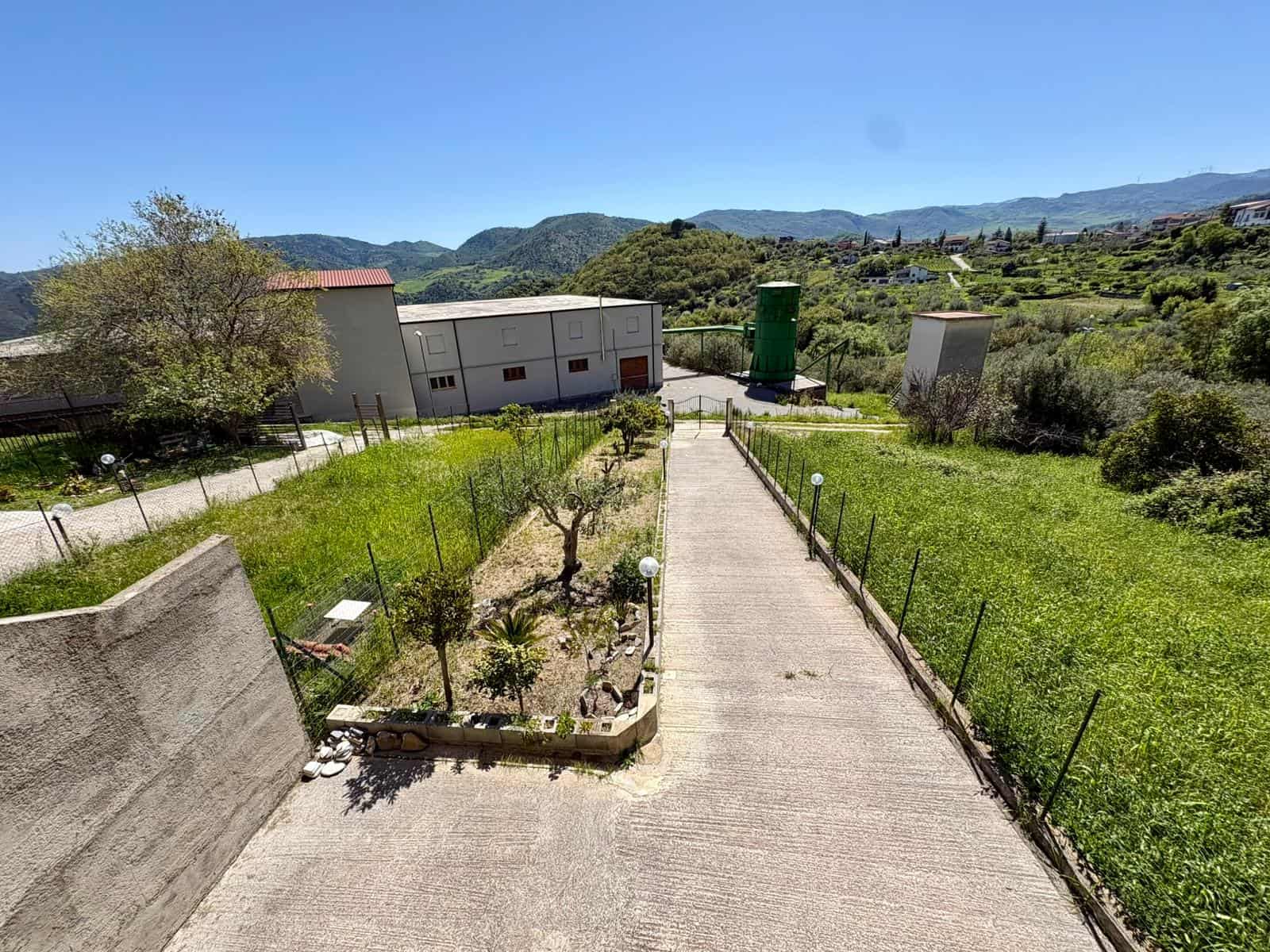 Veranda esterna con giardino e vista sulle colline, ambiente tranquillo e naturale, ideale per relax e attività all'aperto in campagna.