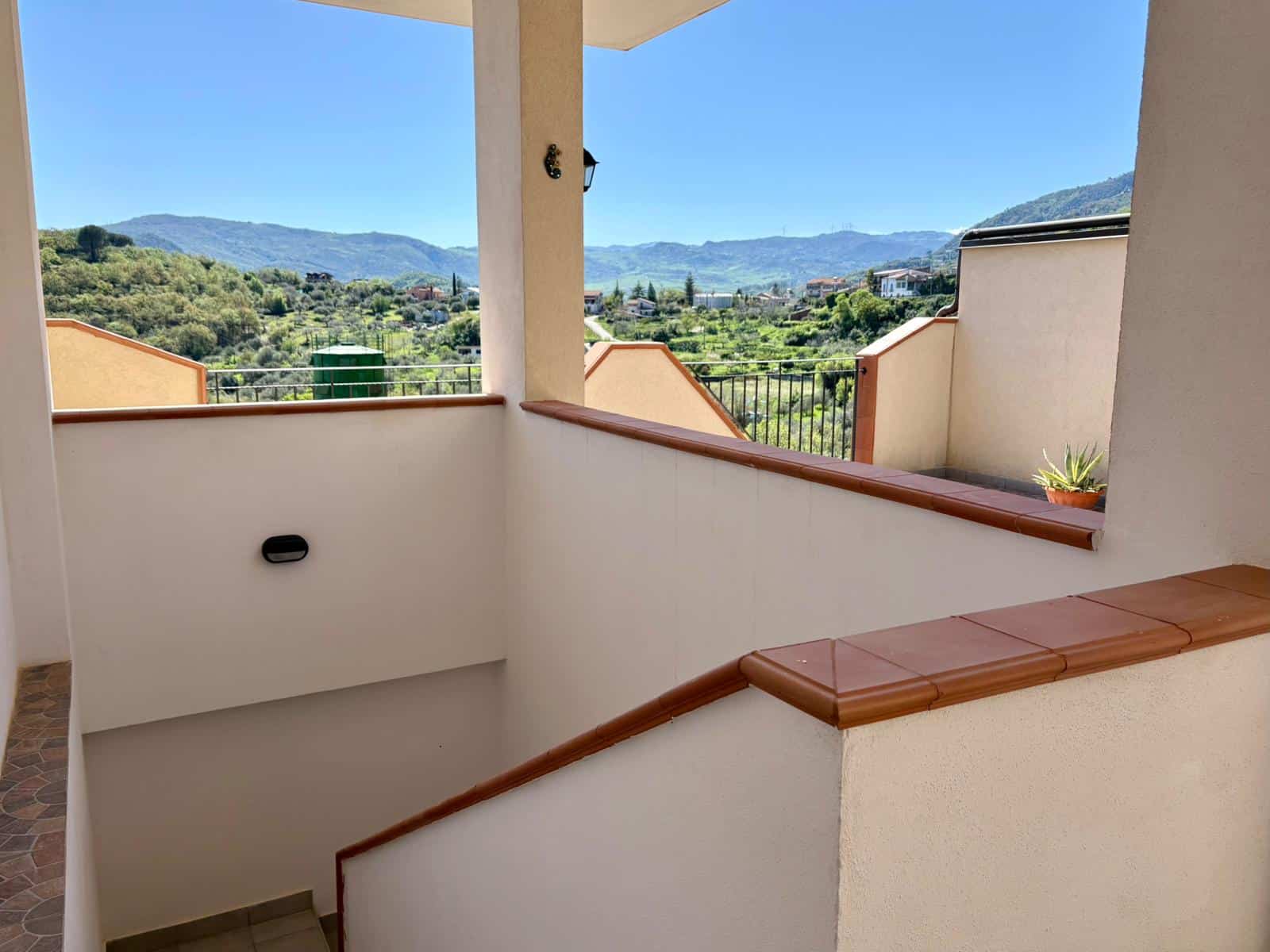 Balcone con vista panoramica sulle colline e il paesaggio naturale circostante, ideale per relax e momenti all'aperto.