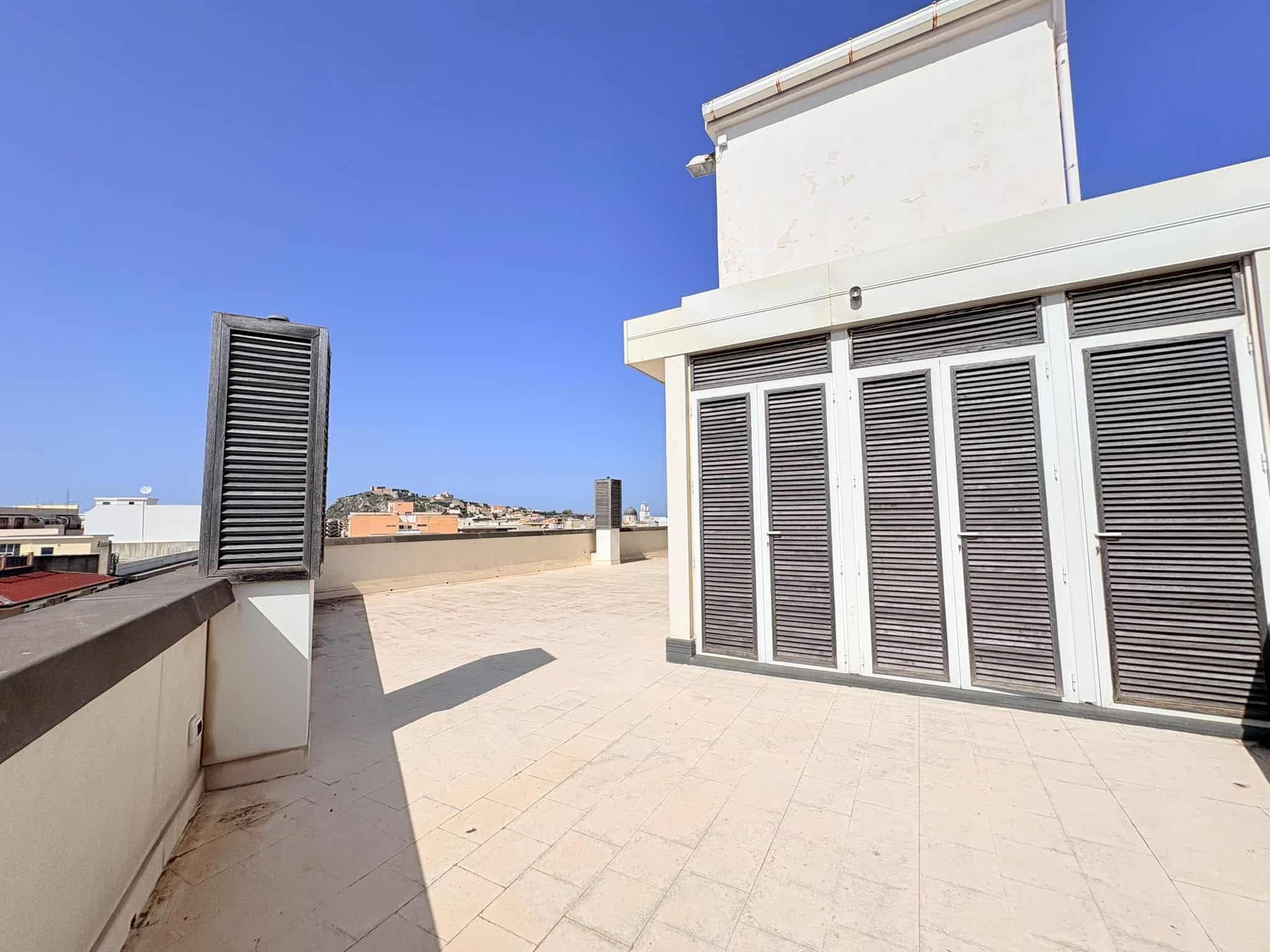 Terrazza panoramica con vista sulla città e strutture moderne, ideale per relax e svago all'aperto.