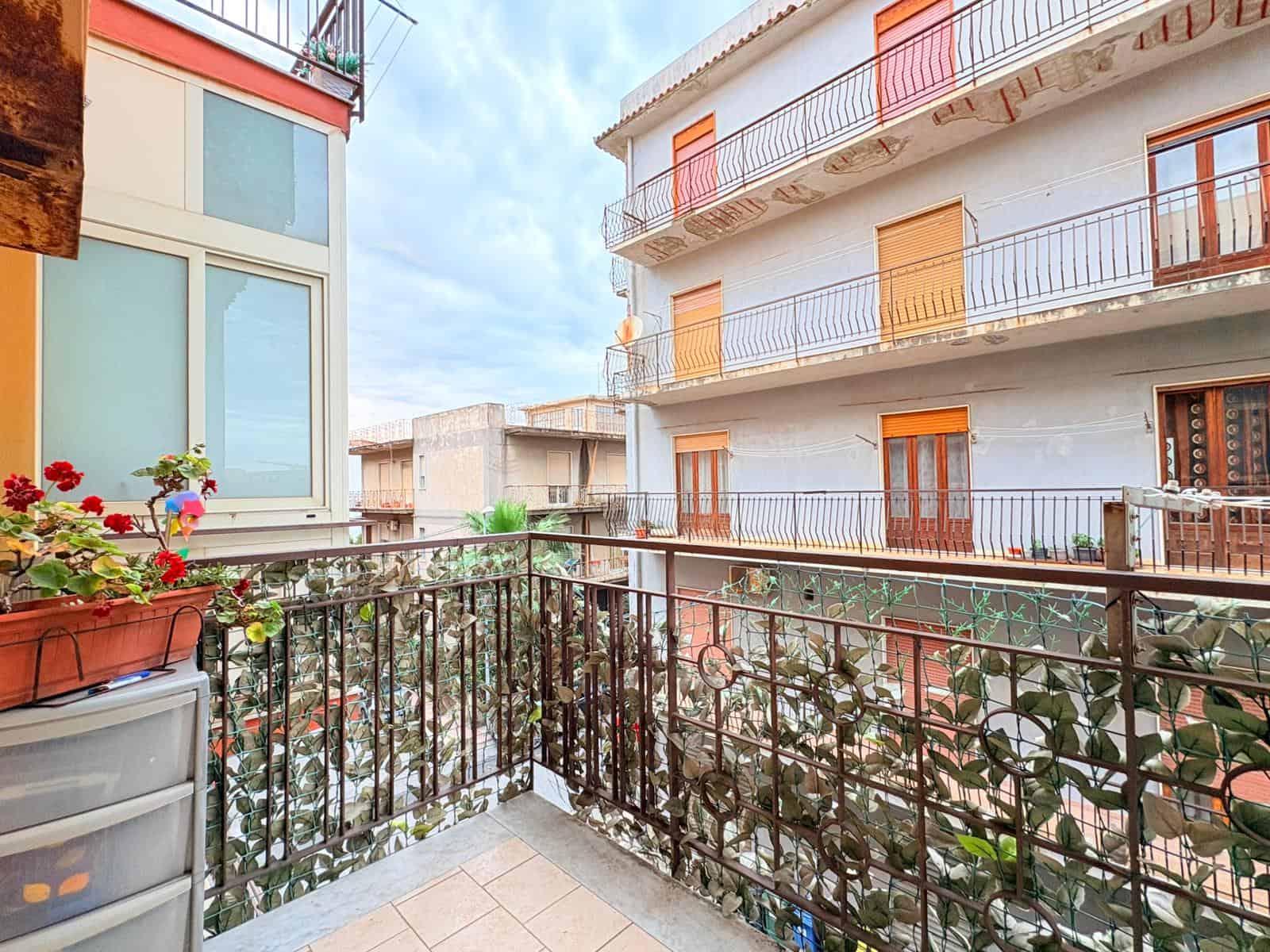 Appartamento con balcone panoramico nel centro di Napoli, vista su edifici storici e cielo sereno, ideale per soggiorni in città e relax all'aperto.
