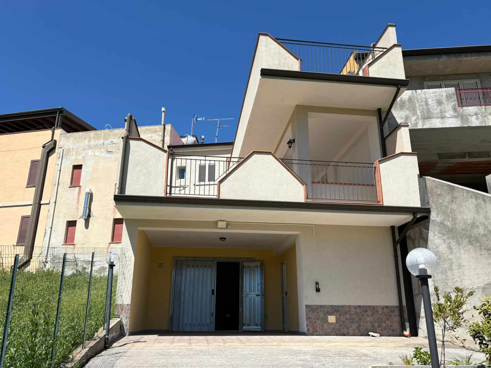 Ampio appartamento con balcone e garage in zona residenziale tranquilla, ideale per famiglie. Design moderno e spazi luminosi, vicino a servizi e trasporti pubblici, perfetto per vivere in comodità.