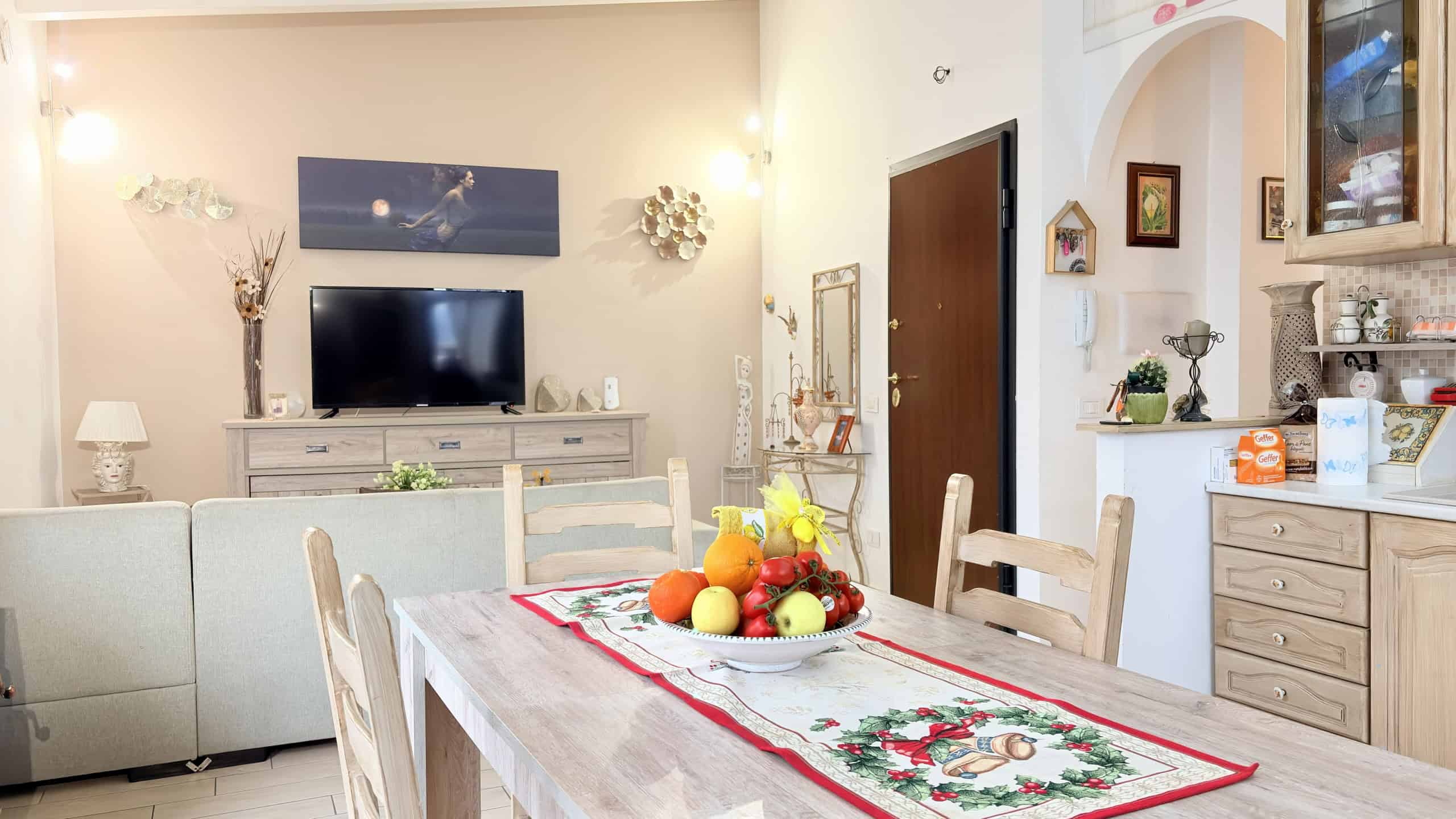 Ideale per la vita quotidiana, questa sala luminosa e accogliente presenta un arredamento moderno con dettagli decorativi eleganti, perfetta per famiglie e incontri conviviali.
