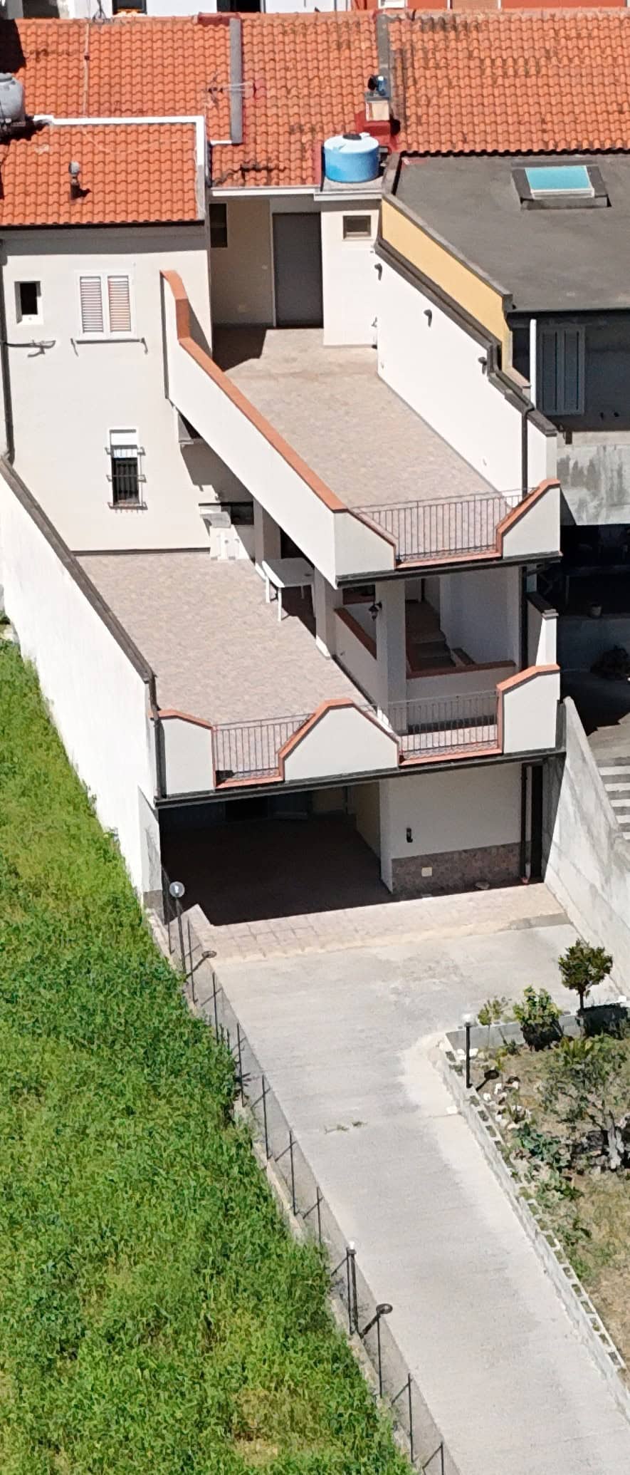 Ampio complesso residenziale con terrazze panoramiche e spazi esterni, situato in un'area tranquilla e ben servita, ideale per famiglie e investitori.
