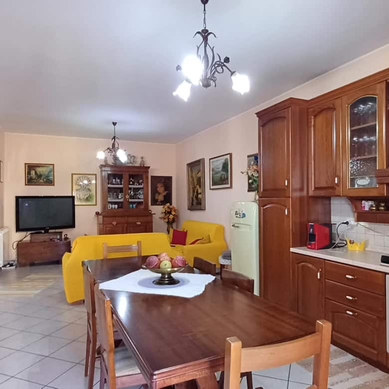 Ampia cucina e zona living con arredi eleganti, mobili in legno e dettagli decorativi, ideale per vivere confortevoli momenti in casa. Perfetta per chi cerca soluzioni abitative funzionali e di stile.