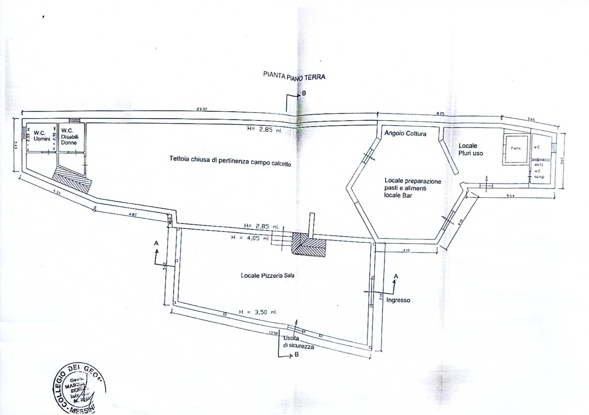 L'immagine mostra il piano terra di un locale commerciale con diverse aree funzionali, tra cui cucina, bar, sala ristorante e servizi igienici, ideale per attività di ristorazione o bar.