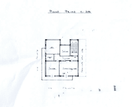 L'immagine mostra un disegno di un piano di casa con planimetria, evidenziando le stanze e la disposizione degli ambienti.