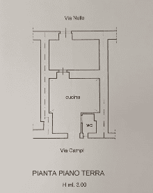 Ampia planimetria di un appartamento al piano terra con cucina, bagno e ingresso, ideale per chi cerca soluzioni abitative funzionali e ben distribuite.