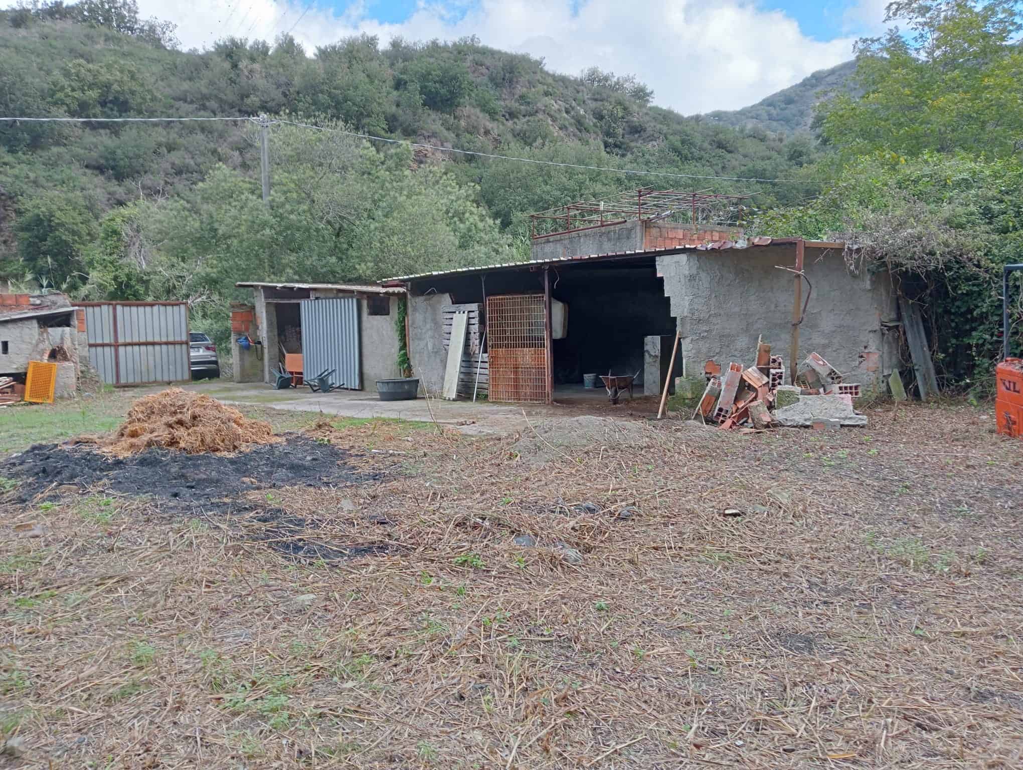 Pannello solare installato su una struttura di legno in un'area rurale con vegetazione e colline sullo sfondo, ideale per risparmio energetico e sostenibilità ambientale.