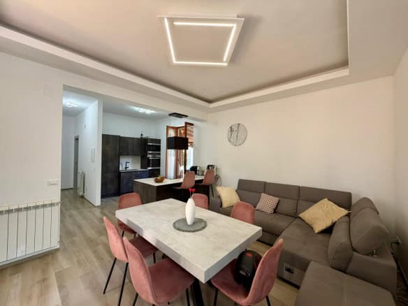 Ampia zona living moderna con soggiorno e sala da pranzo, arredamento elegante e luminoso, ideale per case in vendita o affitto a NextCasa, agenzia immobiliare specializzata in immobili di qualità.