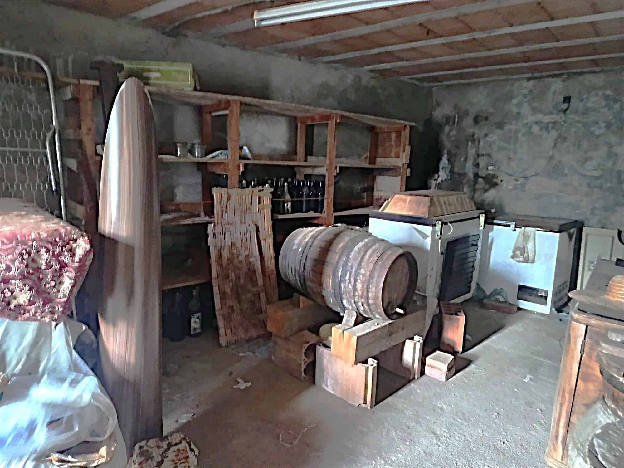 Sicurezza e conservazione di strumenti musicali in un ambiente di magazzino con scaffali e attrezzature vintage.