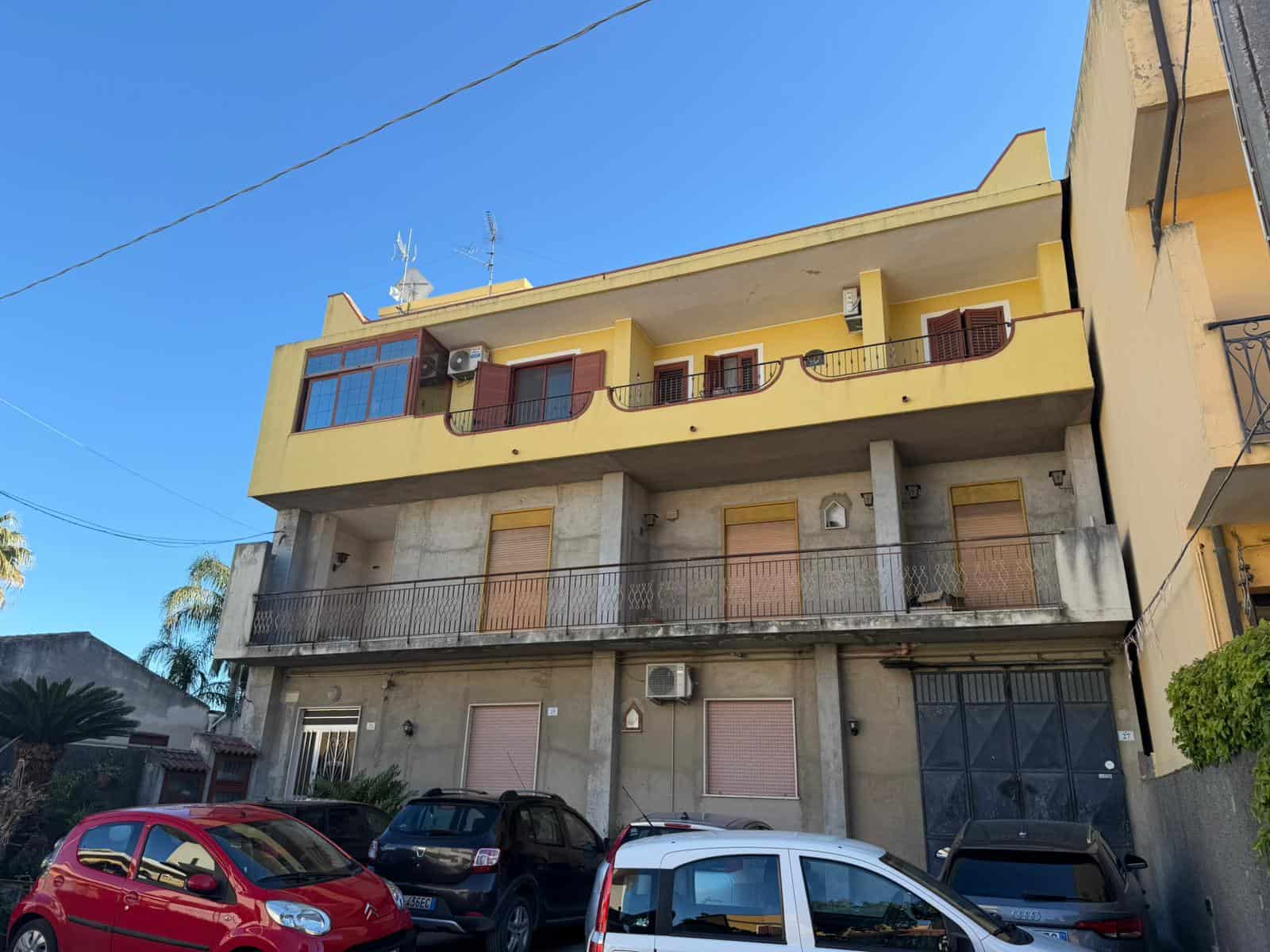 Appartamento in vendita a Napoli, edificio con balconi e facciata moderna, parcheggio privato e ampio spazio esterno, ideale per investimento o residenza.