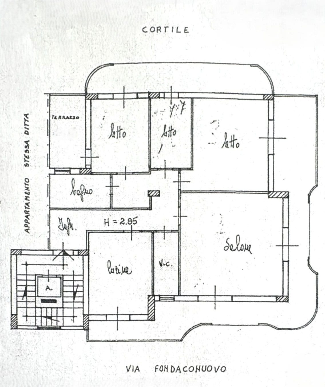 L'immagine mostra un progetto di planimetria di un appartamento con tre camere da letto, soggiorno, cucina, bagno e terrazza, con dettagli di distribuzione degli spazi e accessi.