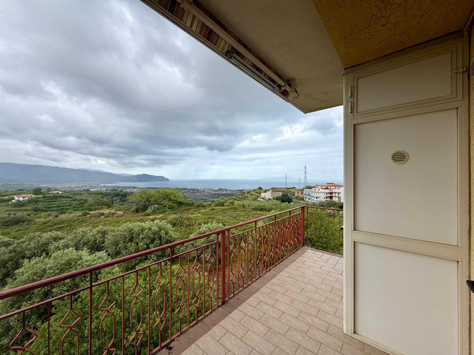 Balcone con vista panoramica su paesaggi verdi e mare, ideale per relax e momenti all'aperto. Appartamento con spazio esterno e vista mozzafiato, perfetto per vivere la natura e il mare in tranquillit.