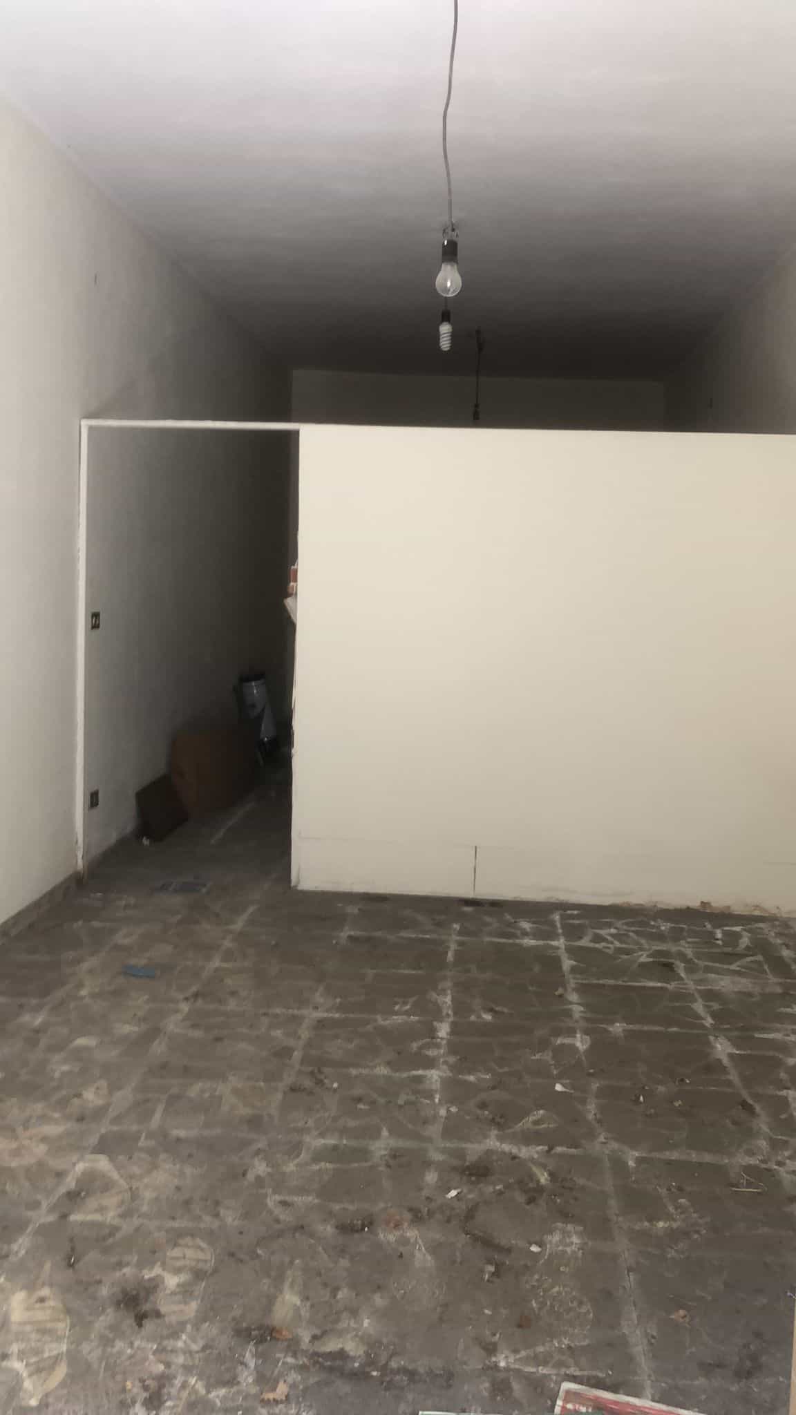 Pannello divisorio in cartongesso in fase di installazione in un ambiente interno, pronto per essere rifinito e arredato.