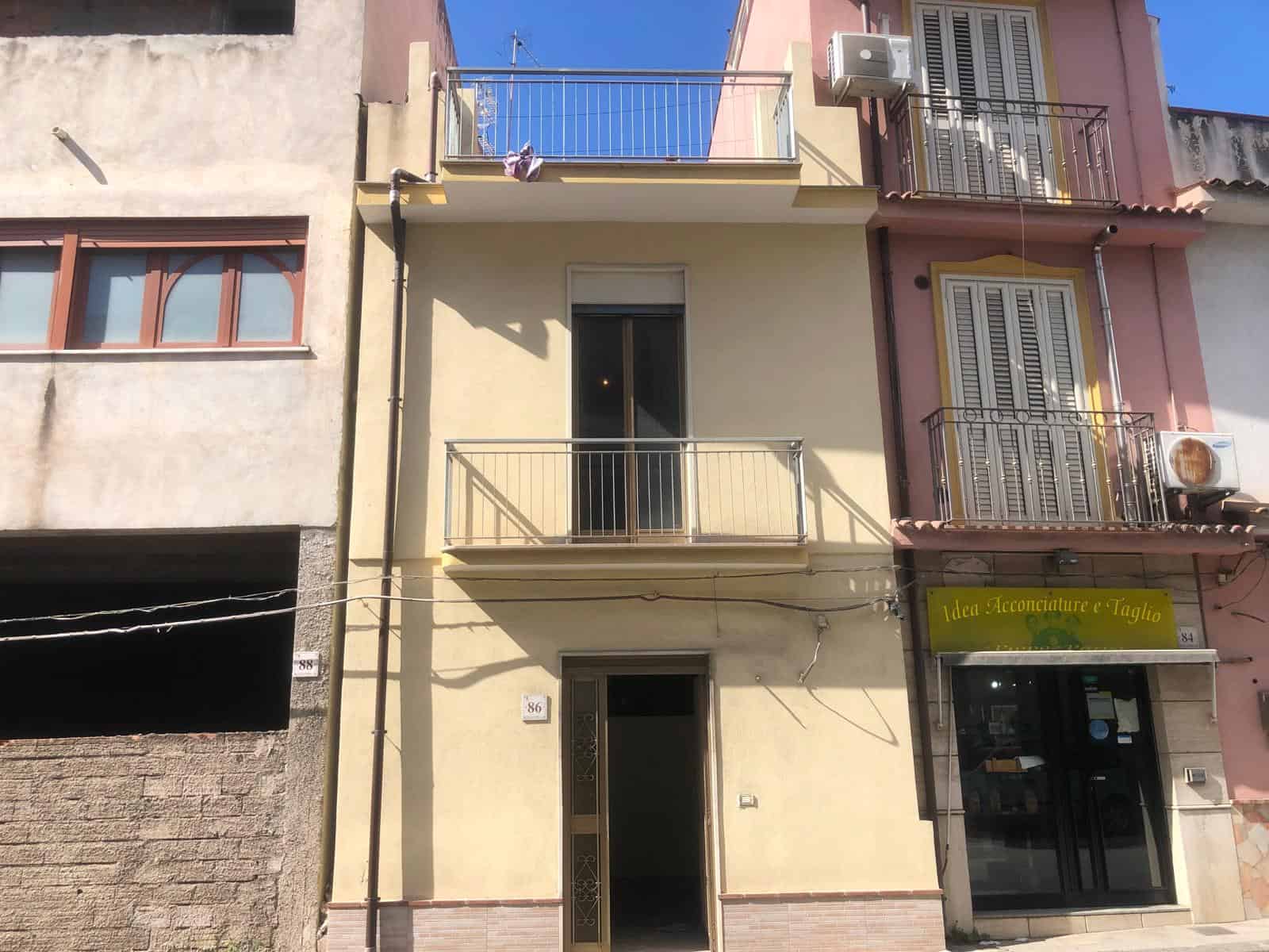 Appartamento in affitto in edificio storico nel centro di Napoli, con balcone e ingresso indipendente, situato tra negozi e servizi, ideale per soggiorno confortevole e pratico.