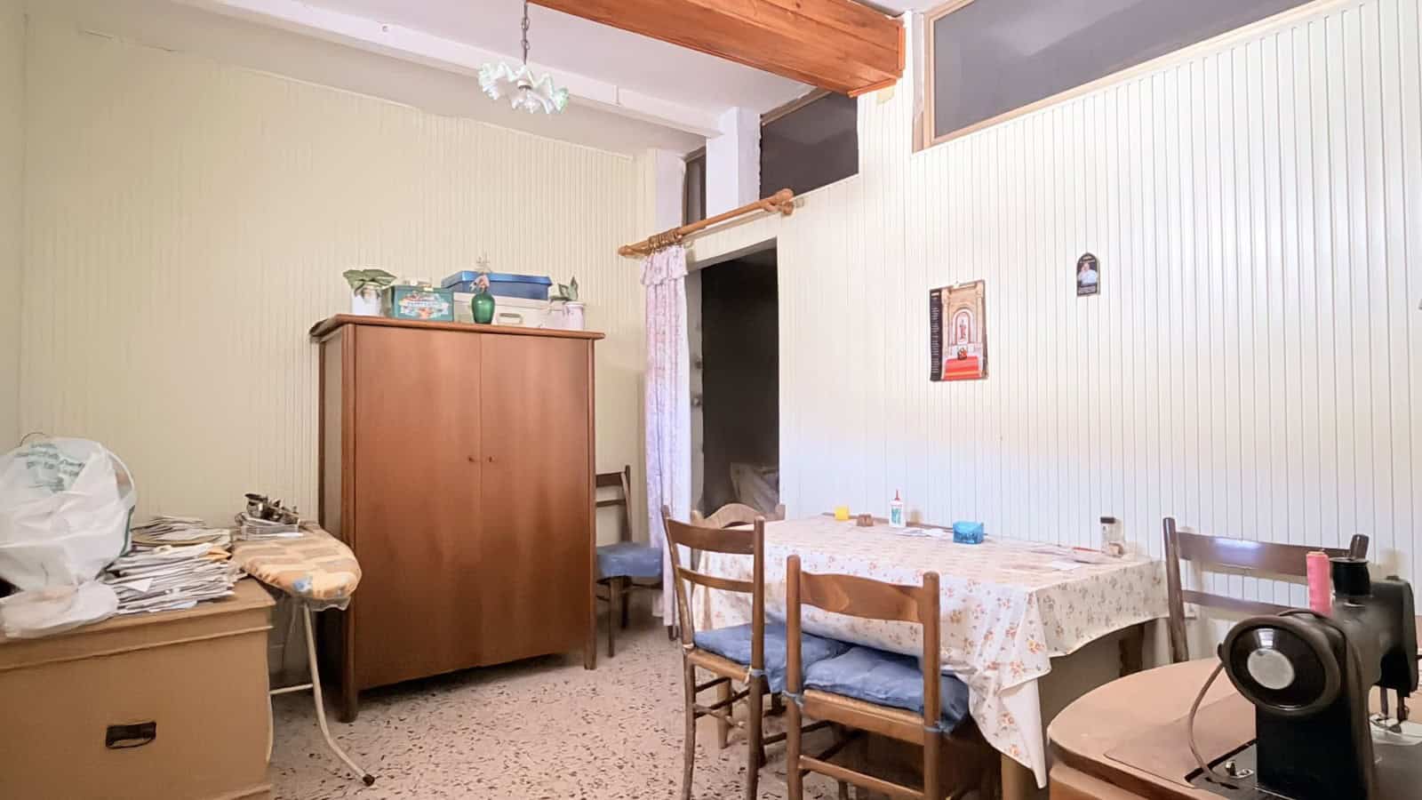 Ampia sala da pranzo con tavolo, sedie e decorazioni, ambiente luminoso e accogliente, ideale per convivialità e momenti di relax in casa.