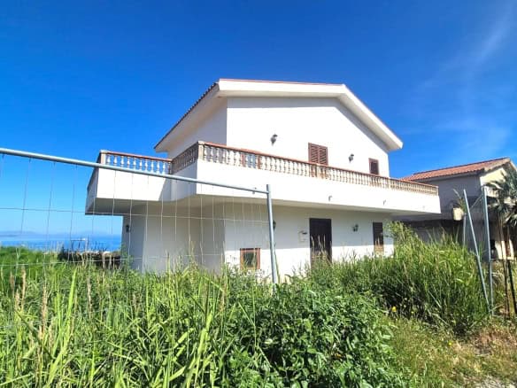 Casa moderna con vista mare, proprietà in vendita a NextCasa, immobile residenziale con ampio terrazzo e giardino, situato in zona panoramica vicino al mare, ideale per vivere in tranquillità.