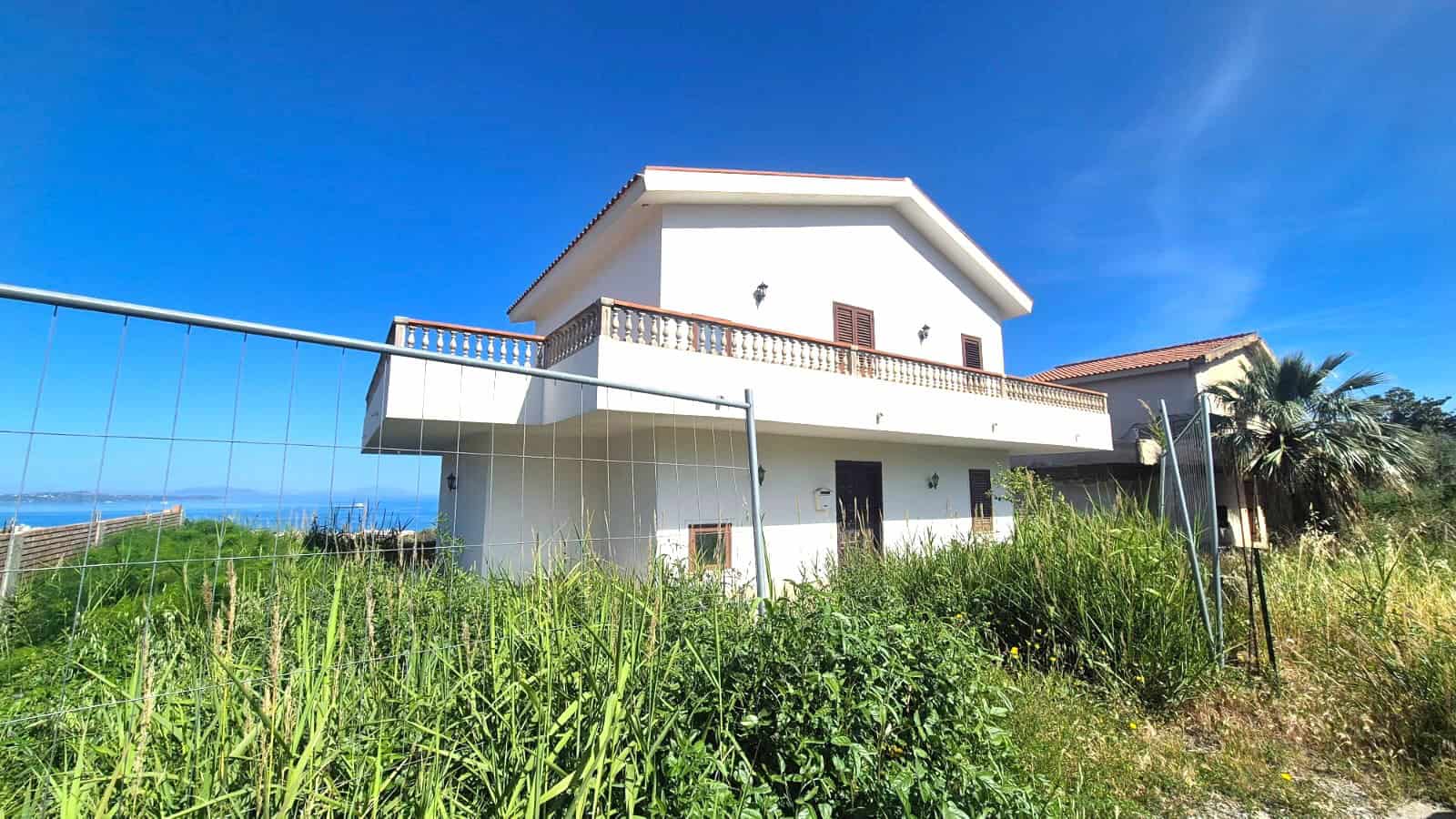 Casa moderna con vista mare, proprietà in vendita a NextCasa, immobile residenziale con ampio terrazzo e giardino, situato in zona panoramica vicino al mare, ideale per vivere in tranquillità.