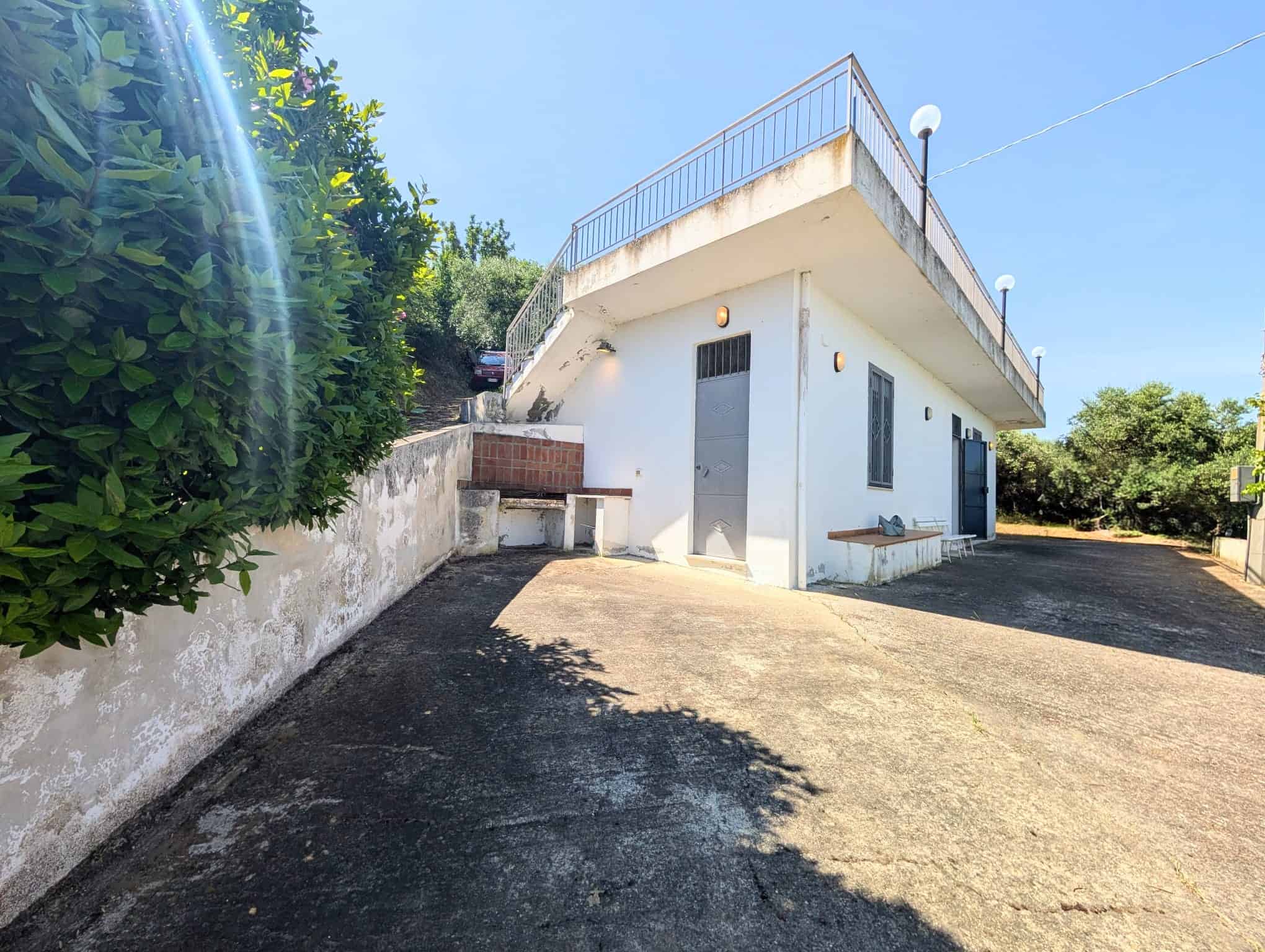 Casa moderna con terrazza panoramica e giardino in zona collinare, ideale per relax e vita all'aperto. Struttura in stile contemporaneo con ampie finestre e spazio esterno spazioso.