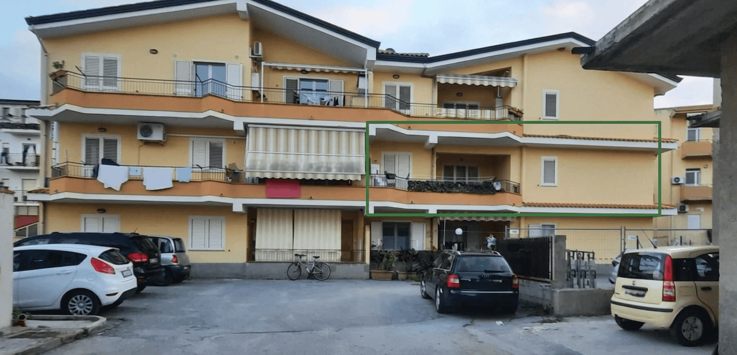 Ampio complesso residenziale con appartamenti moderni e balconi, situato in zona tranquilla vicino a servizi e parcheggi, ideale per famiglie e investitori immobiliari.