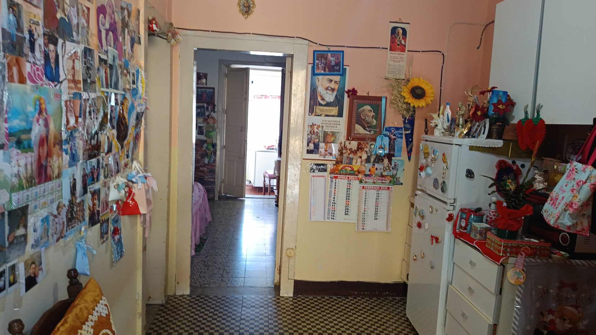 Pannello decorativo con foto e ricordi personali in un ambiente domestico accogliente e colorato.