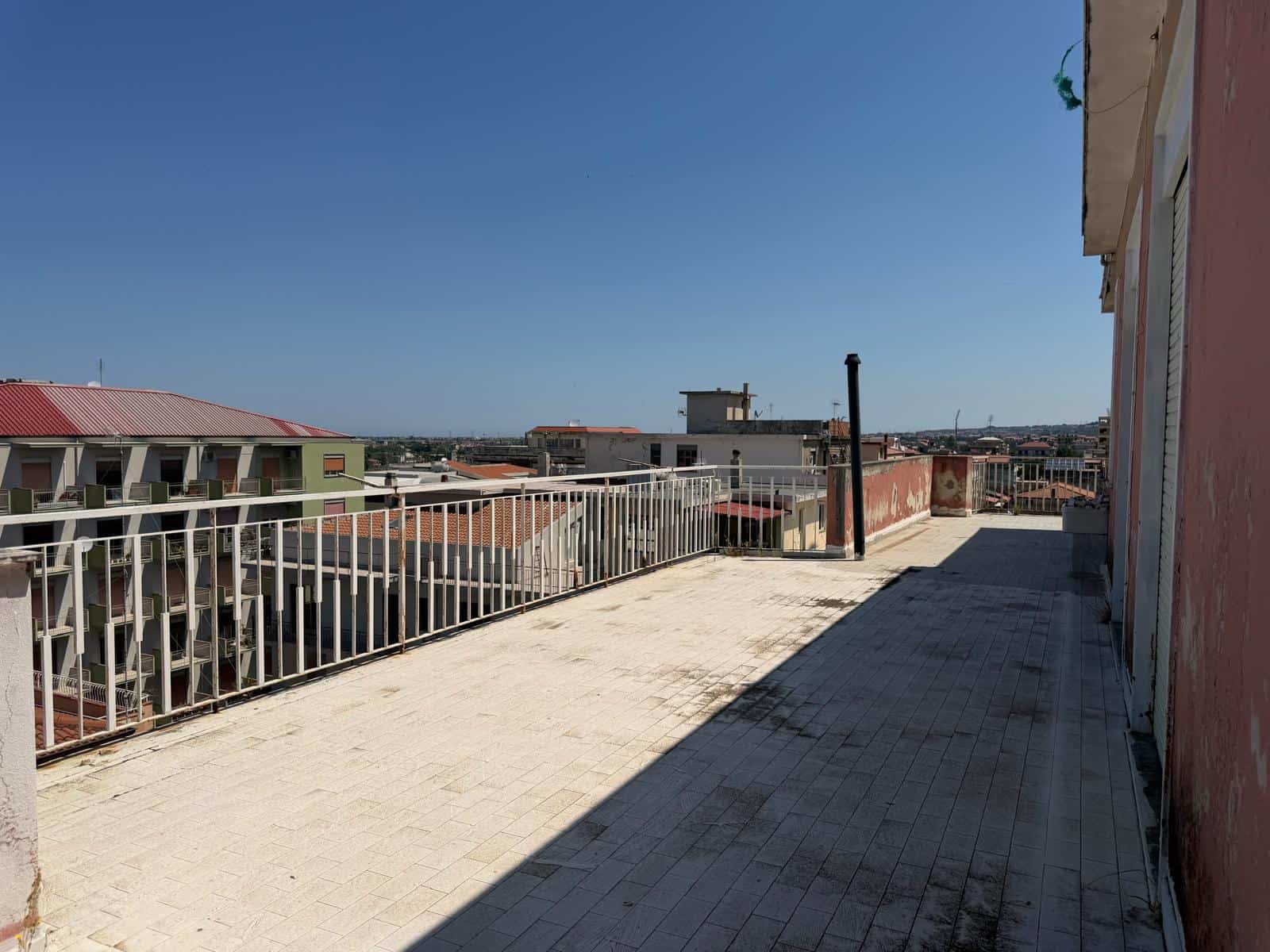 Balcone panoramico con vista sulla città, ideale per relax e momenti all'aperto, in un appartamento in vendita o in affitto a NextCasa, agenzia immobiliare specializzata in immobili residenziali.