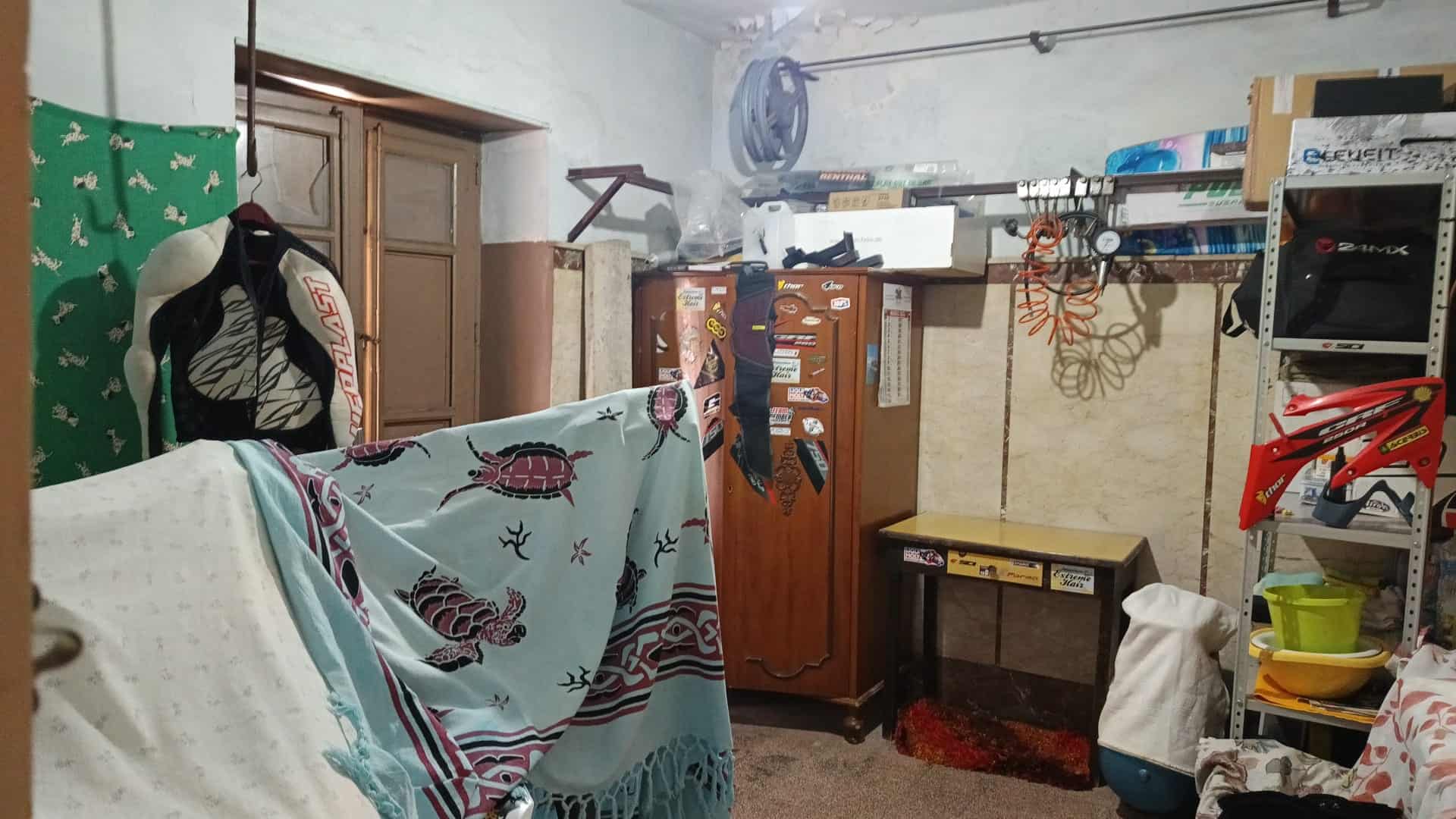 Spazio di lavoro domestico con armadi, scaffali e attrezzi, ambiente pratico e funzionale per attività di bricolage o riparazioni casalinghe. Ideale per organizzare strumenti e materiali in modo effic.