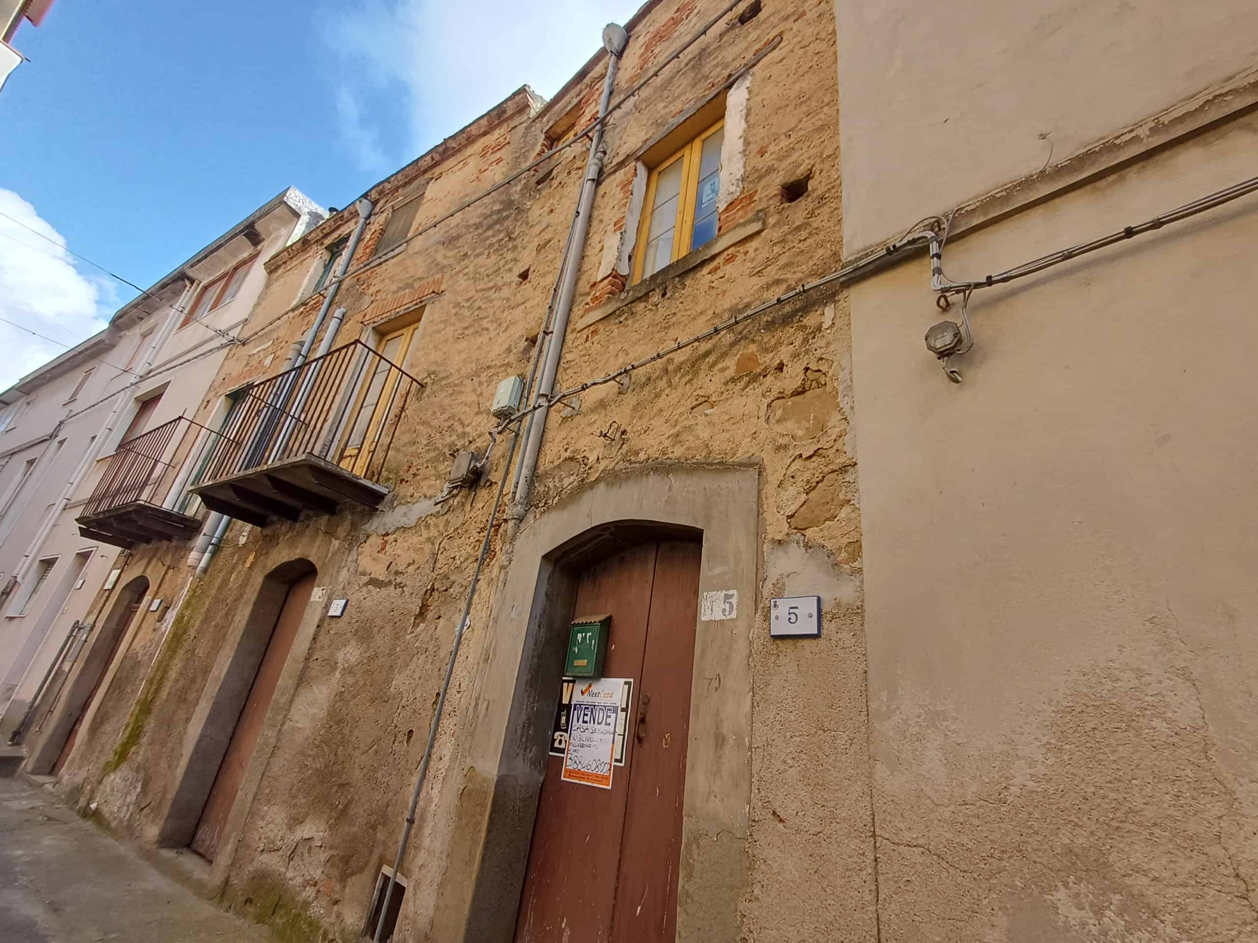 Casa storica in centro storico con facciata in pietra e porta in legno. Casa storica in centro storico con facciata in pietra e porta in legno, situata in una via pittoresca. Perfetta per chi cerca un'abitazione con charme e carattere autentico.