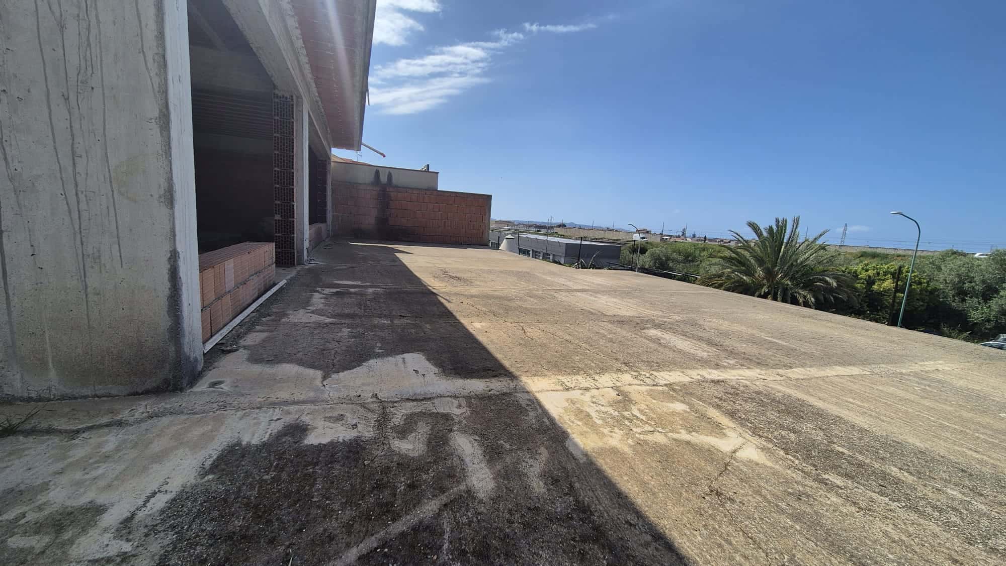 Aggiunta di un'ampia area esterna pavimentata con vista sul mare, ideale per attività all'aperto e relax. Perfetta per proprietà in vendita o in affitto vicino alla costa, con ambienti spaziosi e lumi.
