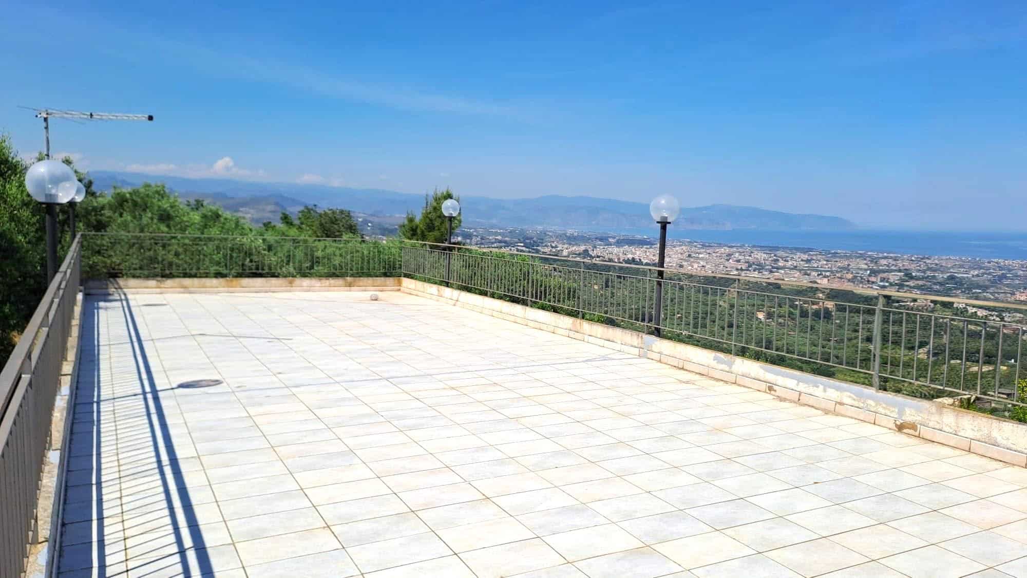 Aggiunta di un ampio terrazzo panoramico con vista sulla città e sul mare, ideale per relax e intrattenimento all'aperto. Perfetto per immobili di lusso e proprietà con vista mozzafiato.