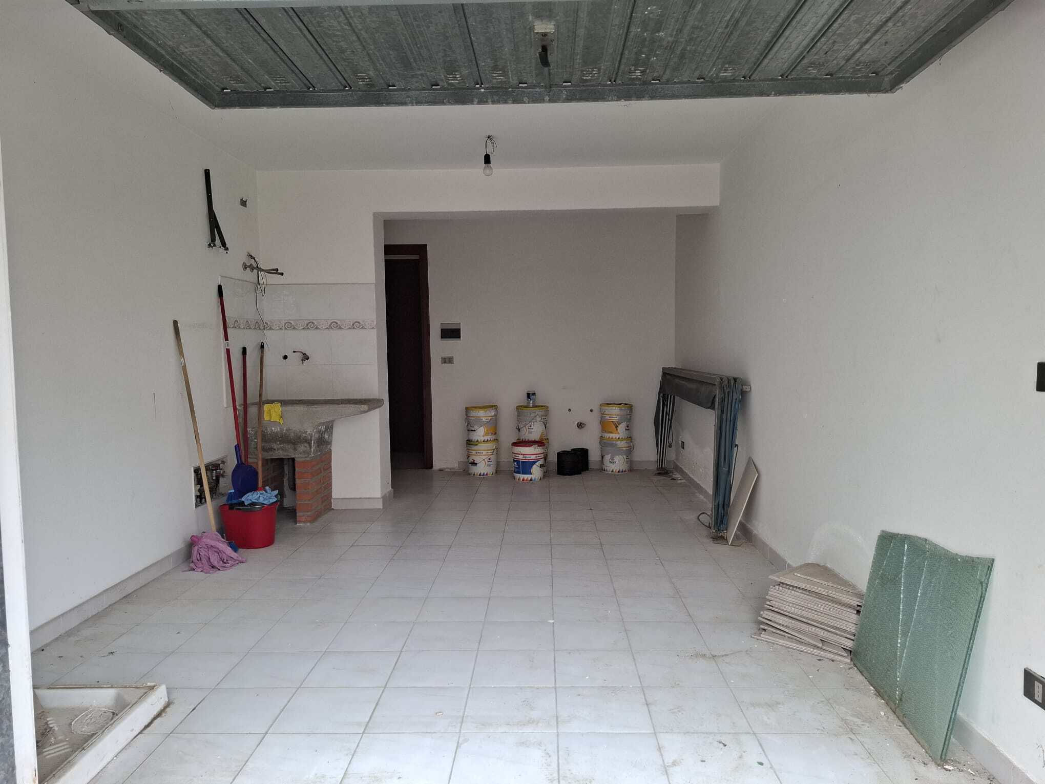 Pannello di parete in fase di ristrutturazione, spazio interno di un appartamento in costruzione, con attrezzi e materiali edili, pronto per lavori di finitura e decorazione.
