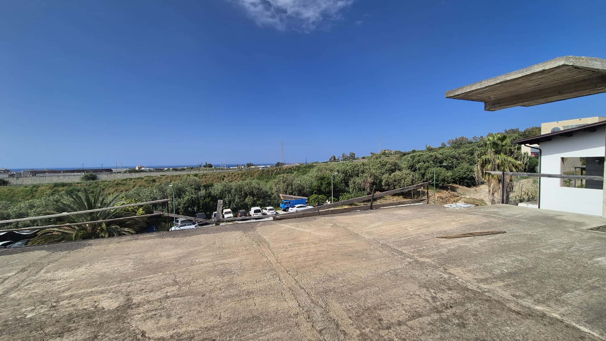 Ampio terrazzo con vista panoramica su paesaggio naturale e cielo sereno, ideale per relax e attività all'aperto.