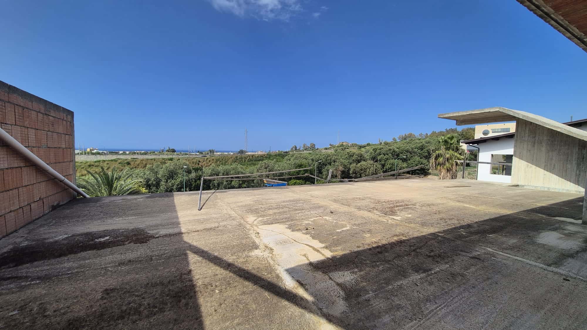 Terrazza panoramica con vista sul paesaggio naturale e cielo sereno, ideale per relax e momenti all'aperto.
