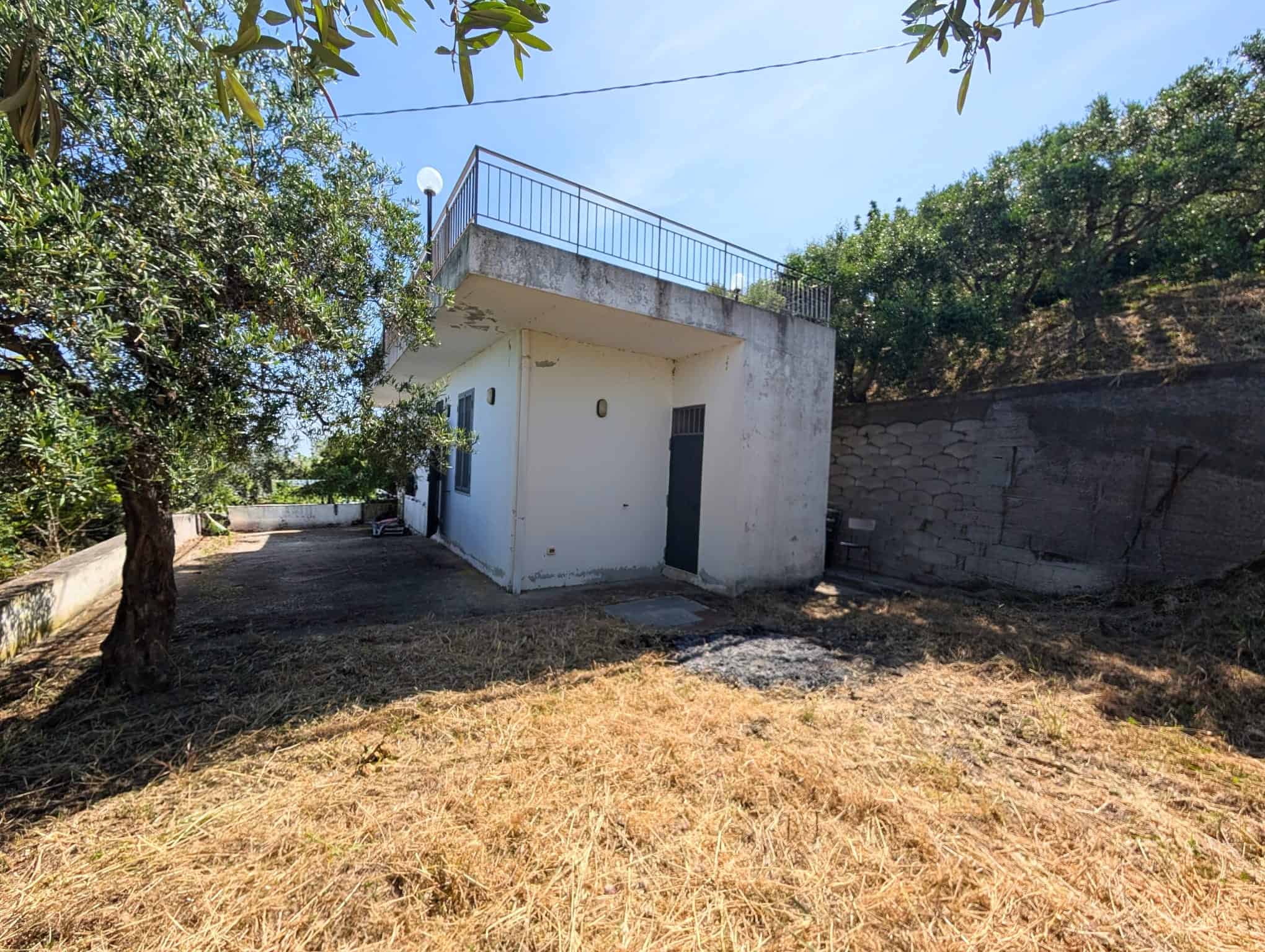 Ampia casa indipendente con terrazza panoramica, immersa nel verde, ideale per relax e vita all'aperto, situata in zona tranquilla e ben servita, perfetta per investimento immobiliare o residenza priv.