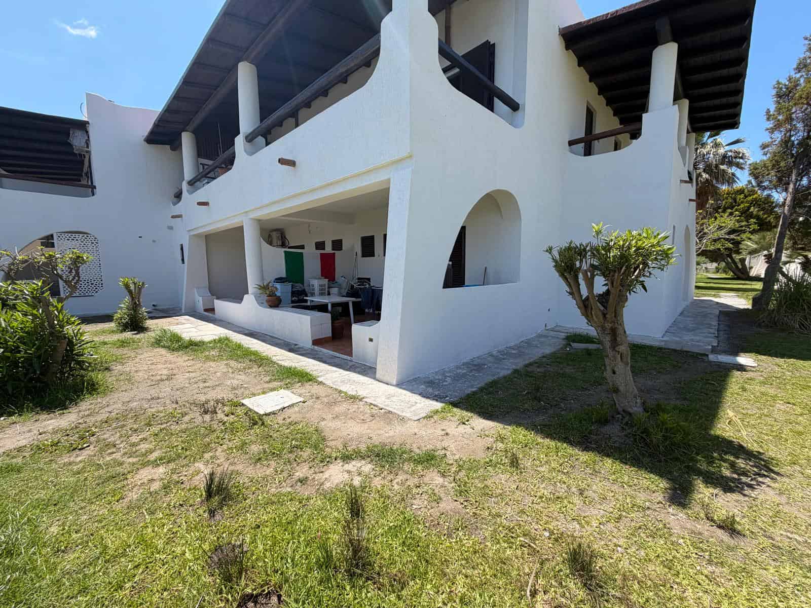 Ampio appartamento con terrazza e giardino, ideale per vacanze in famiglia o soggiorni rilassanti, situato in una zona tranquilla e ben servita, con accesso a servizi e attrazioni locali.
