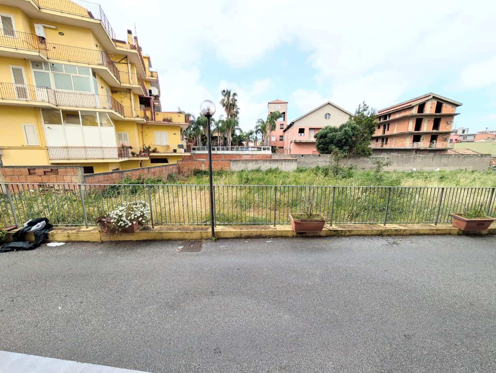 Terreno edificabile in zona residenziale a NextCasa, ideale per costruzioni di case o appartamenti, con spazio verde e accesso stradale.