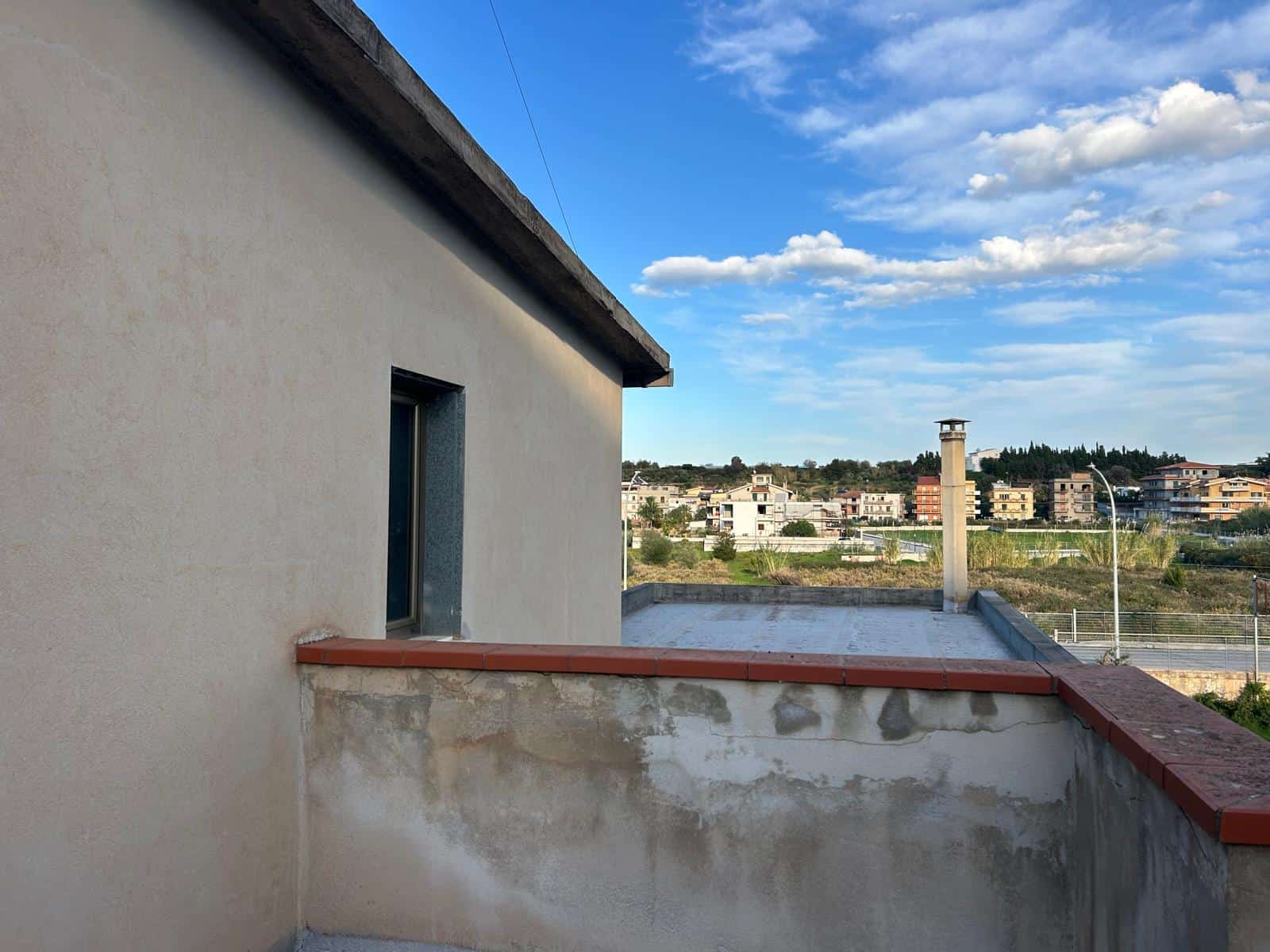 Ampio terrazzo con vista sulla città e sul cielo sereno, ideale per relax e momenti all'aperto, in un contesto residenziale tranquillo e ben servito.