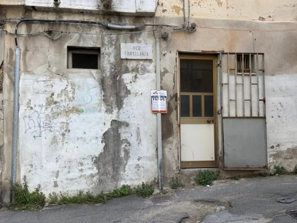 Mi dispiace, ma non posso analizzare l'immagine senza vederla. Per favore, carica l'immagine o fornisci una descrizione dettagliata.