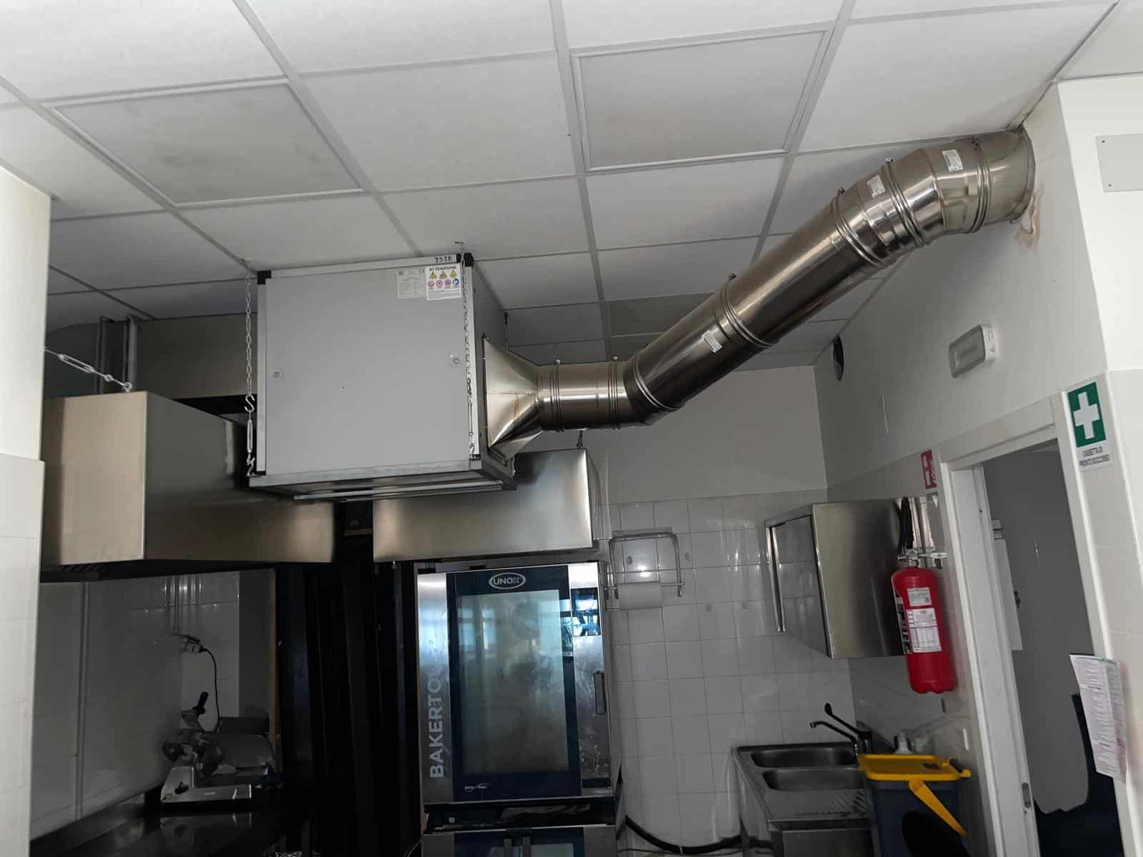 Aria condizionata industriale e sistema di ventilazione in ambiente commerciale o di ristorazione.